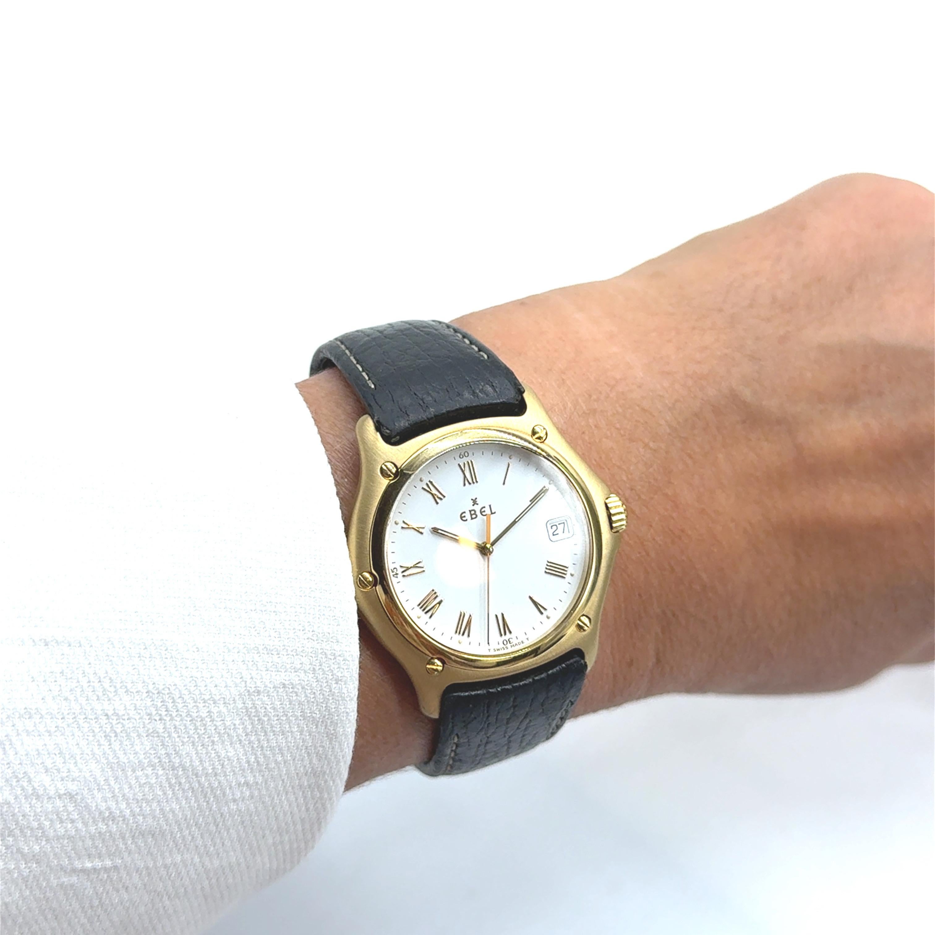 L'orologio Ebel Discovery 1911 ha una cassa in oro 18ct da 35 mm senza corona, un quadrante in numeri romani color crema con datario, un vetro zaffiro antigraffio. Il peso della cassa è di 43,19 grammi. 
Il cinturino originale in pelle marrone,