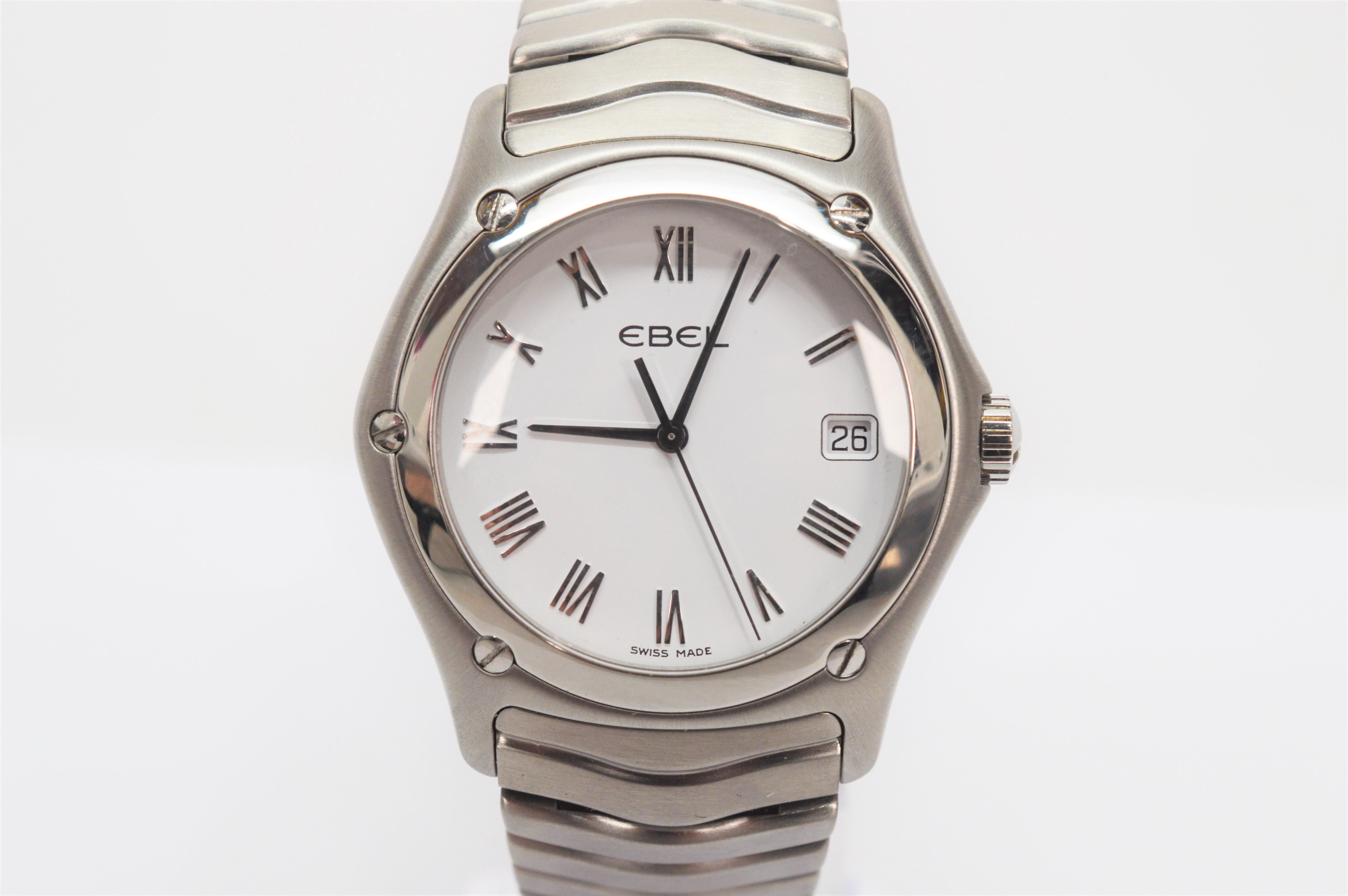 De fabrication suisse avec un design de montre de sport contemporain, la montre Ebel Classic en acier inoxydable pour hommes / unisexe Numéro de modèle E9187F41. Le boîtier de la montre en acier inoxydable mesure 37 mm et la taille du poignet est de