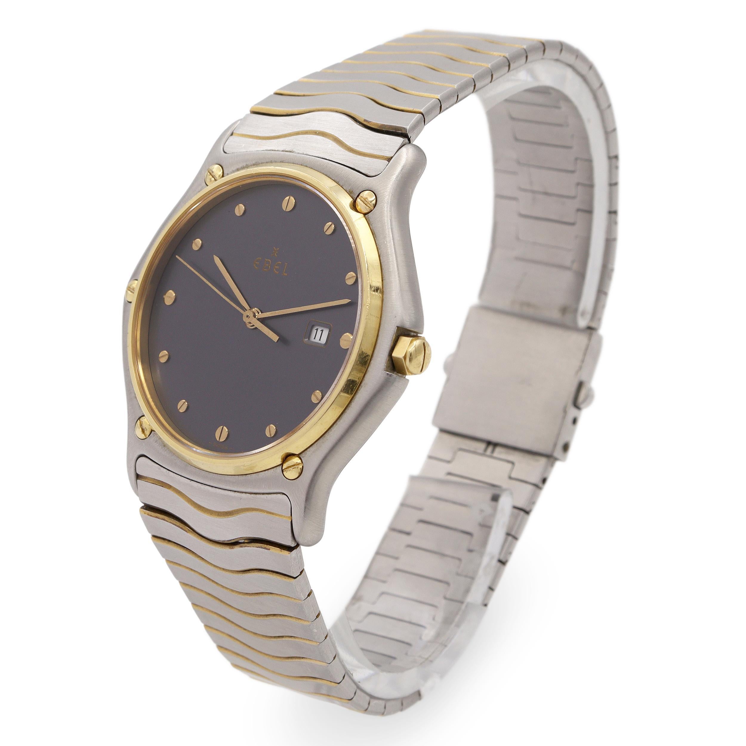 Eine raffinierte Ebel Sport Classic Quarzarmbanduhr aus Edelstahl und 18 Karat Gelbgold, die das für die Marke charakteristische Wellengliederdesign und den unaufdringlichen Luxus verkörpert. Das schlichte schwarze Zifferblatt ist mit goldenen