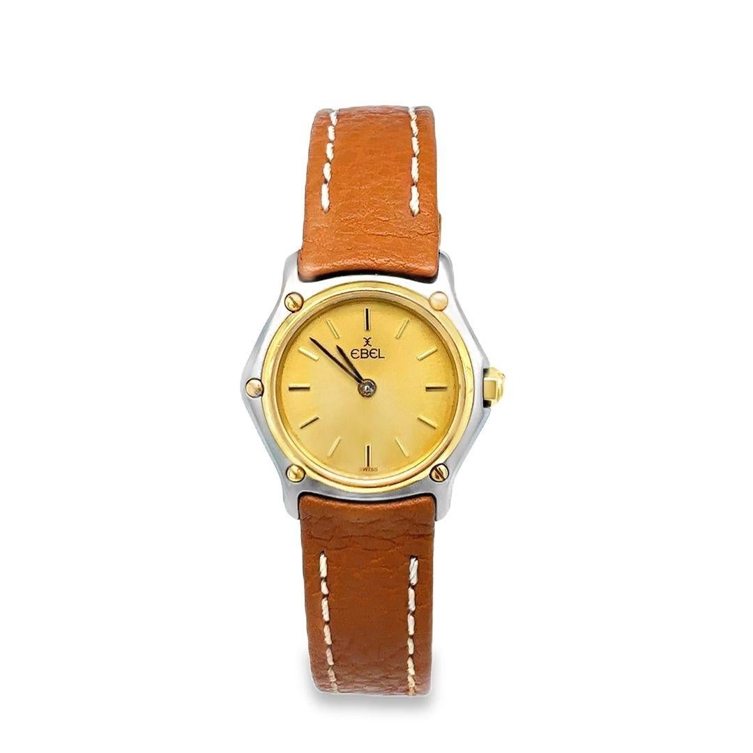 Cette montre à quartz d'occasion Ebel Sportwave 23 mm allie matériaux luxueux et polyvalence au quotidien. Réalisée dans une élégante combinaison bicolore d'or jaune 18 carats et d'acier inoxydable, la montre présente un cadran champagne classique