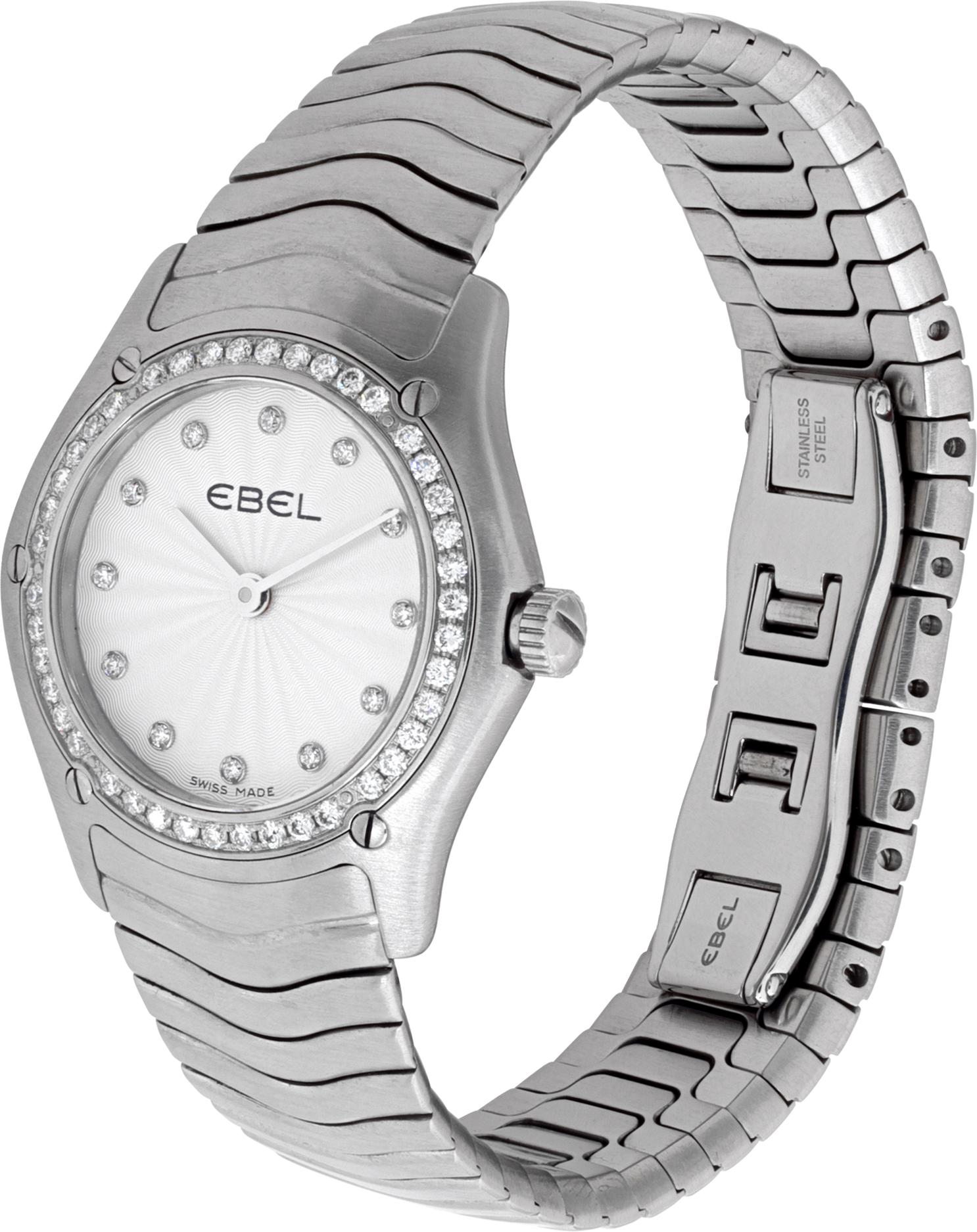 Ebel Sportwave en acier inoxydable avec cadran argenté guilloché de diamants et lunette en diamants. Quartz. Boîtier de 27 mm. Avec boîte et papiers, circa 2011. Ref E9256f25. Montre Ebel d'occasion.

 La montre d'occasion certifiée Classic Ebel