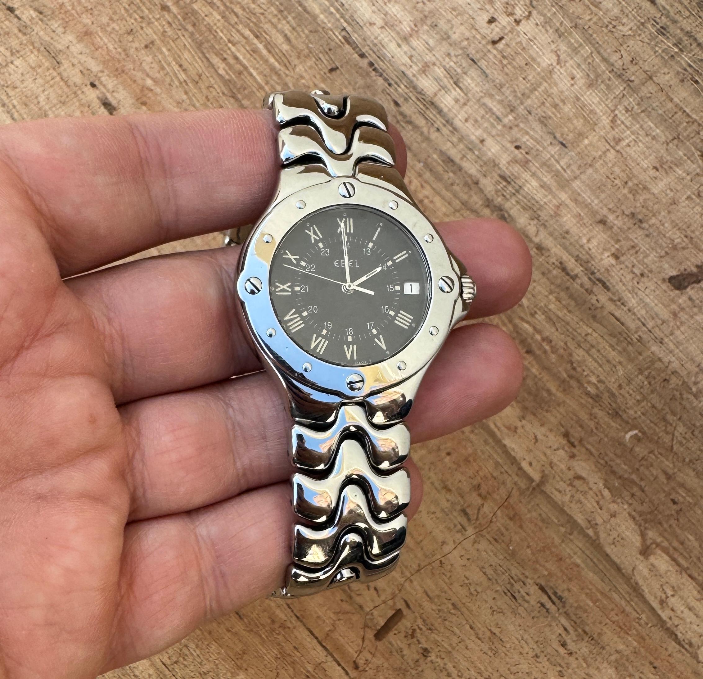  Beschreibung
 Beschreibung
Marke : Ebel

Modell: Sportwave

Referenznummer: E9187632

Land der Herstellung: Schweiz

Uhrwerk: Quarz

MATERIAL des Gehäuses: Stahl

Abmessungen 36mm Durchmesser (ohne Krone)

Band Typ : Ebel Edelstahl mit markierter