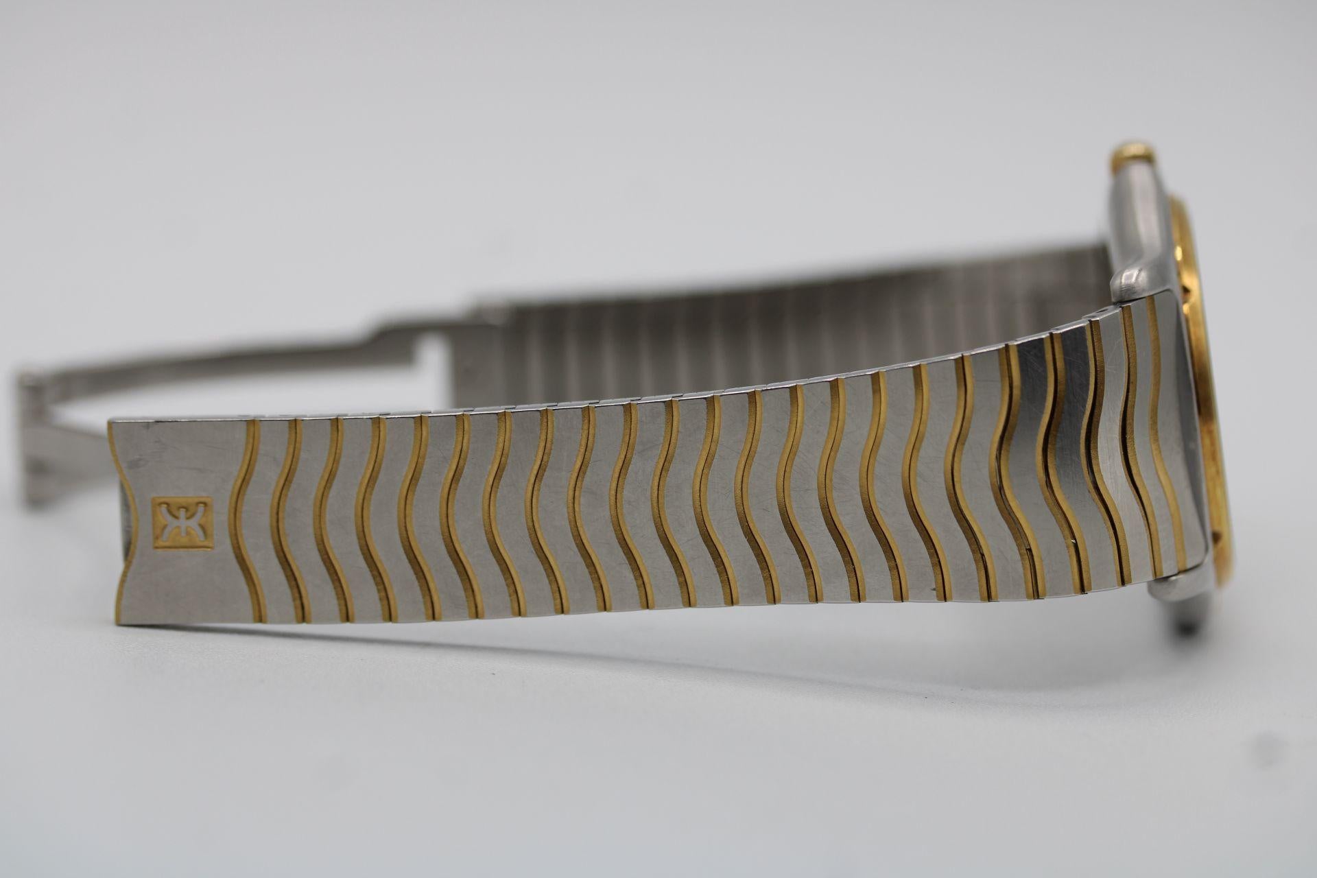 Diese Ebel Wave befindet sich in einem ausgezeichneten Zustand und funktioniert einwandfrei. Begleitet von unserer 12-monatigen Garantie.

Diese Ebel Classic Wave, Modell E1187141, verfügt über ein 35-mm-Edelstahlgehäuse, eine feste Lünette aus
