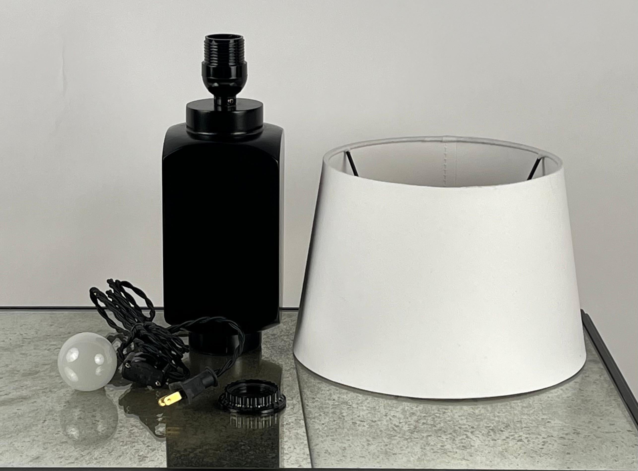 Lampe à poser 'Ébène' avec abat-jour en parchemin par Design Frères Neuf - En vente à Los Angeles, CA