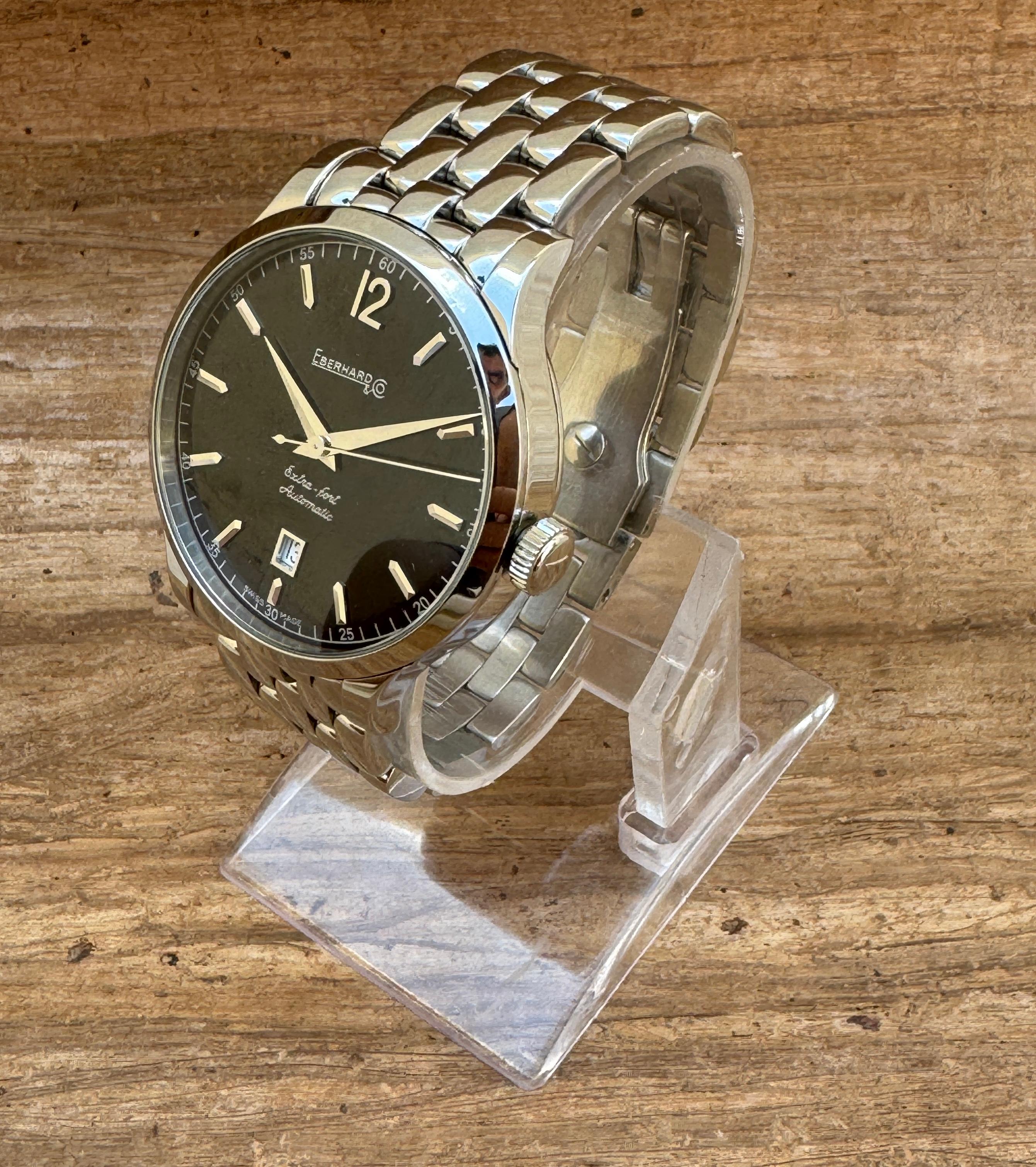 Marque : Eberhard & Co.

Modèle : extra fort

Référence : 41029

Pays de fabrication : Suisse

Mouvement : Automatique

Matériau du boîtier : Acier inoxydable

Dimensions : Largeur du boîtier : 40 mm. (sans couronne)

Type de bracelet : Acier