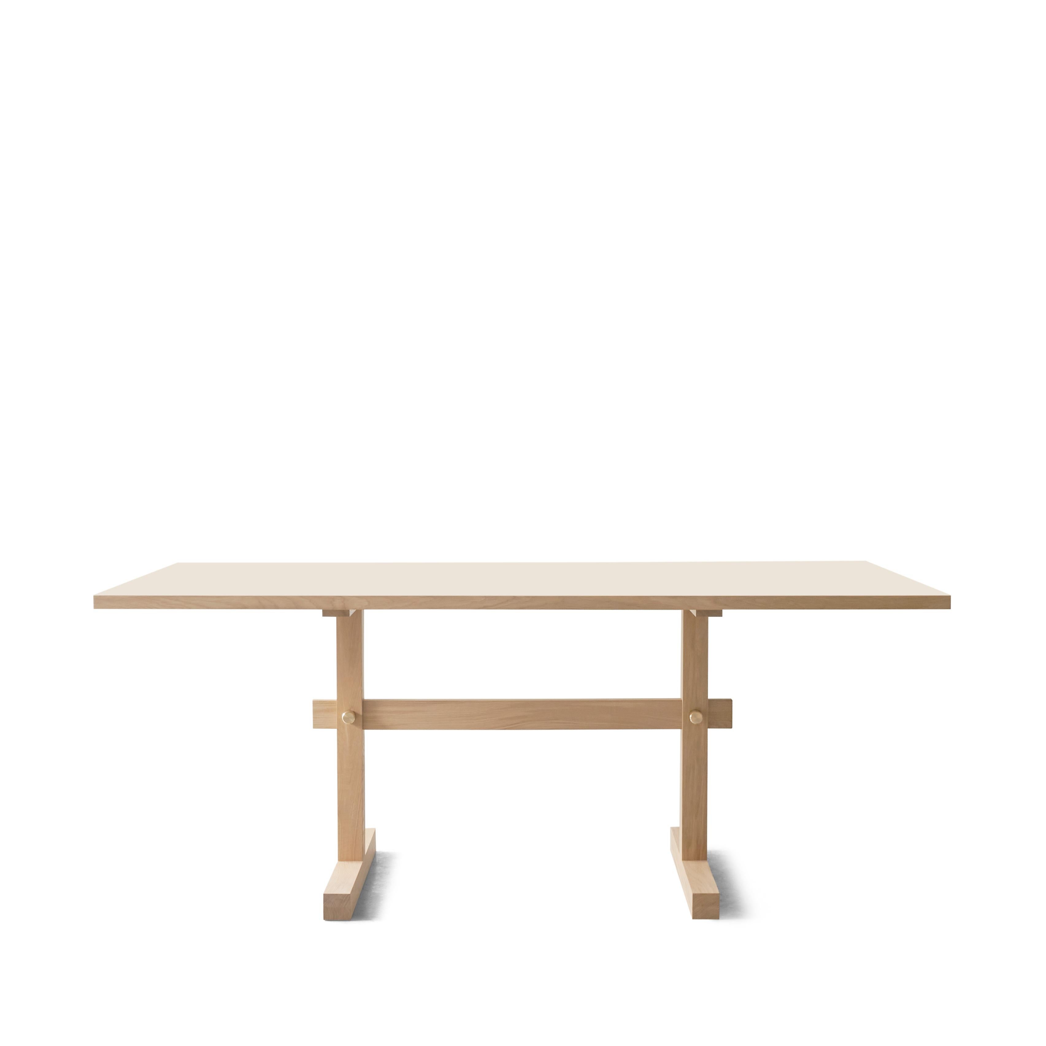 La table de salle à manger Gaspard se définit par une silhouette rigoureuse et des lignes épurées. Le niveau clinique des détails et la simplicité caricaturale, font parler le matériel. La construction est pratique et simple jusque dans les moindres