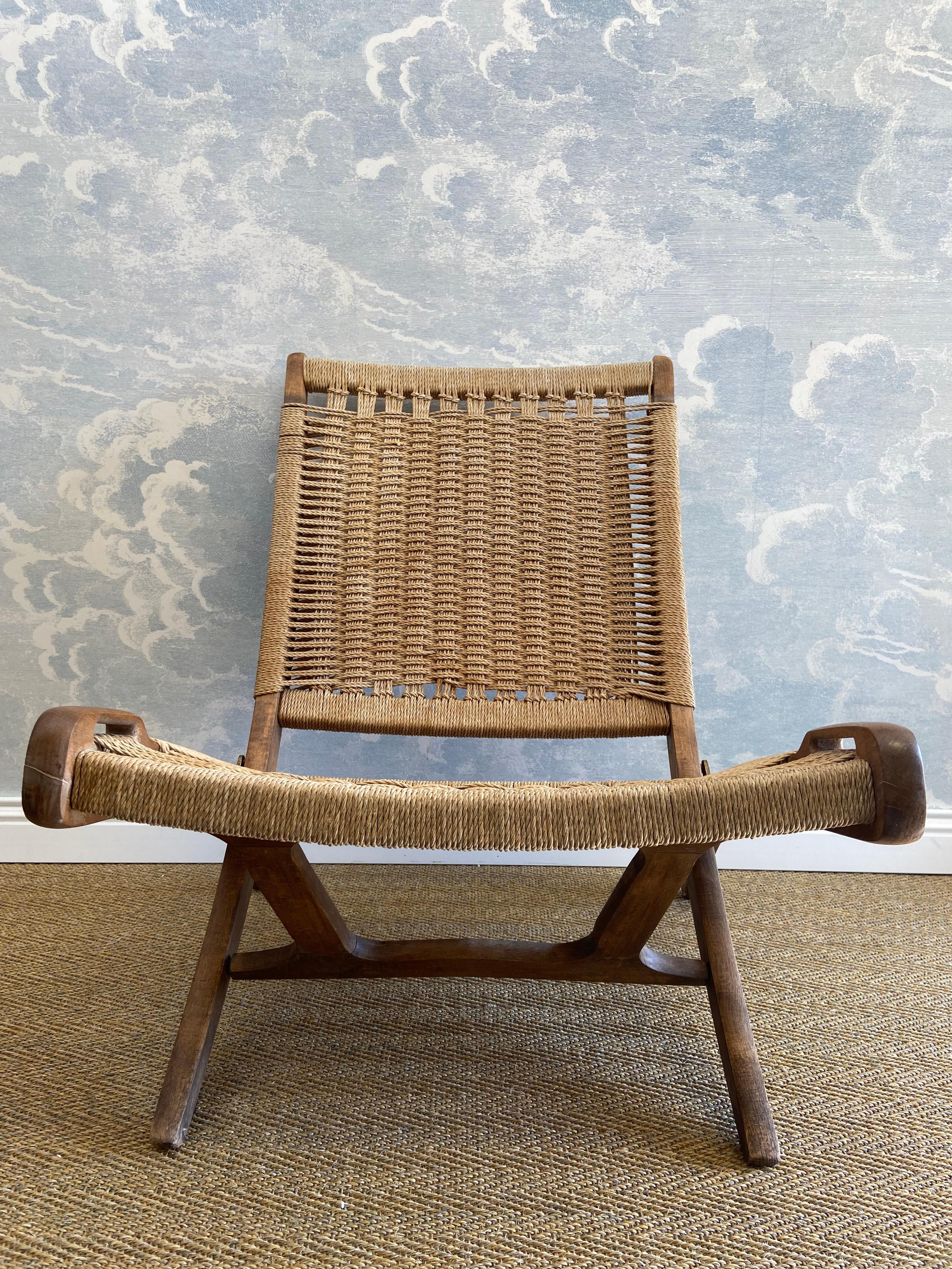 This foldable chair by English designer Ebert Wels from the 1960s is an affordable alternative to Hans Wegner's iconic Rope Chair PP-512 from 1949 - a true mid-century modern classic.

Sturdy, yet comfortable and functional, this chair is in great
