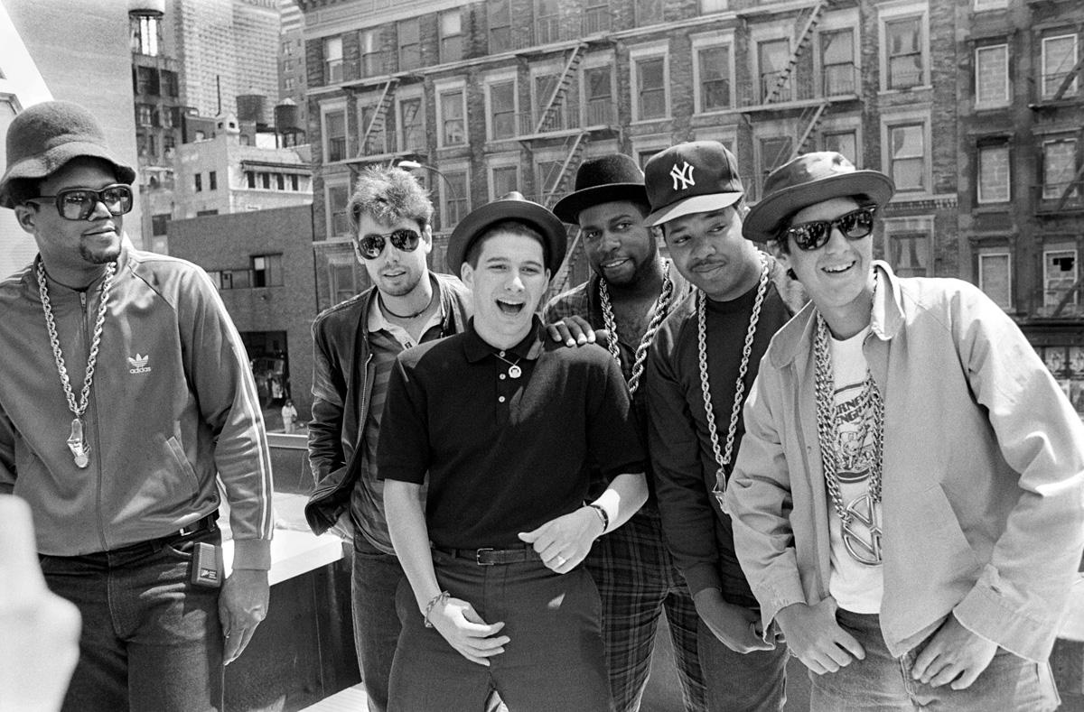 Die Beastie Boys und Run DMC auf dem Dach von B. Smith's Restaurant an der 47th St. und 8th Avenue in New York City am 11. Mai 1987, aufgenommen von Ebet Roberts.

Signierte limitierte Auflage, handgedruckter Silbergelatineabzug.

Ebet Roberts