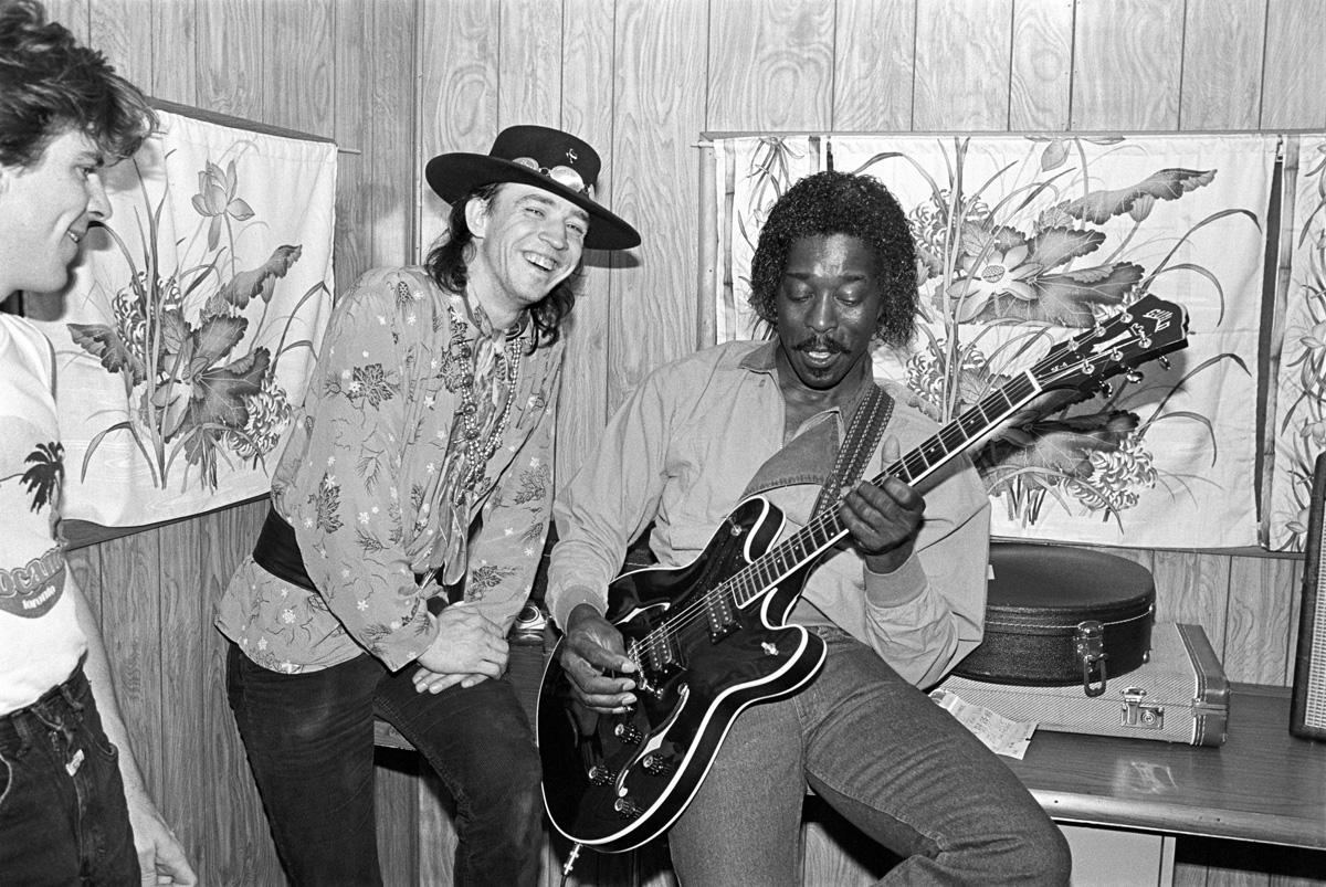 Stevie Ray Vaughan et Buddy Guy pris par le photographe Ebet Roberts à Austin TX 1983

Édition limitée signée, impression à la gélatine argentée réalisée à la main.

Ebet Roberts a commencé sa carrière en 1977, lorsqu'elle a commencé à documenter