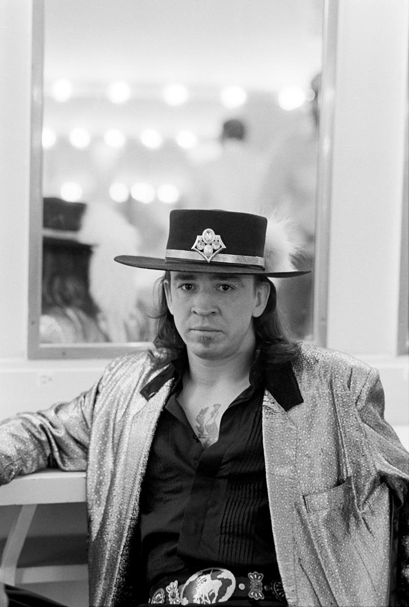 Stevie Ray Vaughan hinter der Bühne des Orpheum Theaters in Memphis, TN, am 26. August 1986, aufgenommen vom Fotografen Ebet Roberts.

Signierte limitierte Auflage, handgedruckter Silbergelatineabzug.

Ebet Roberts begann ihre Karriere 1977, als sie