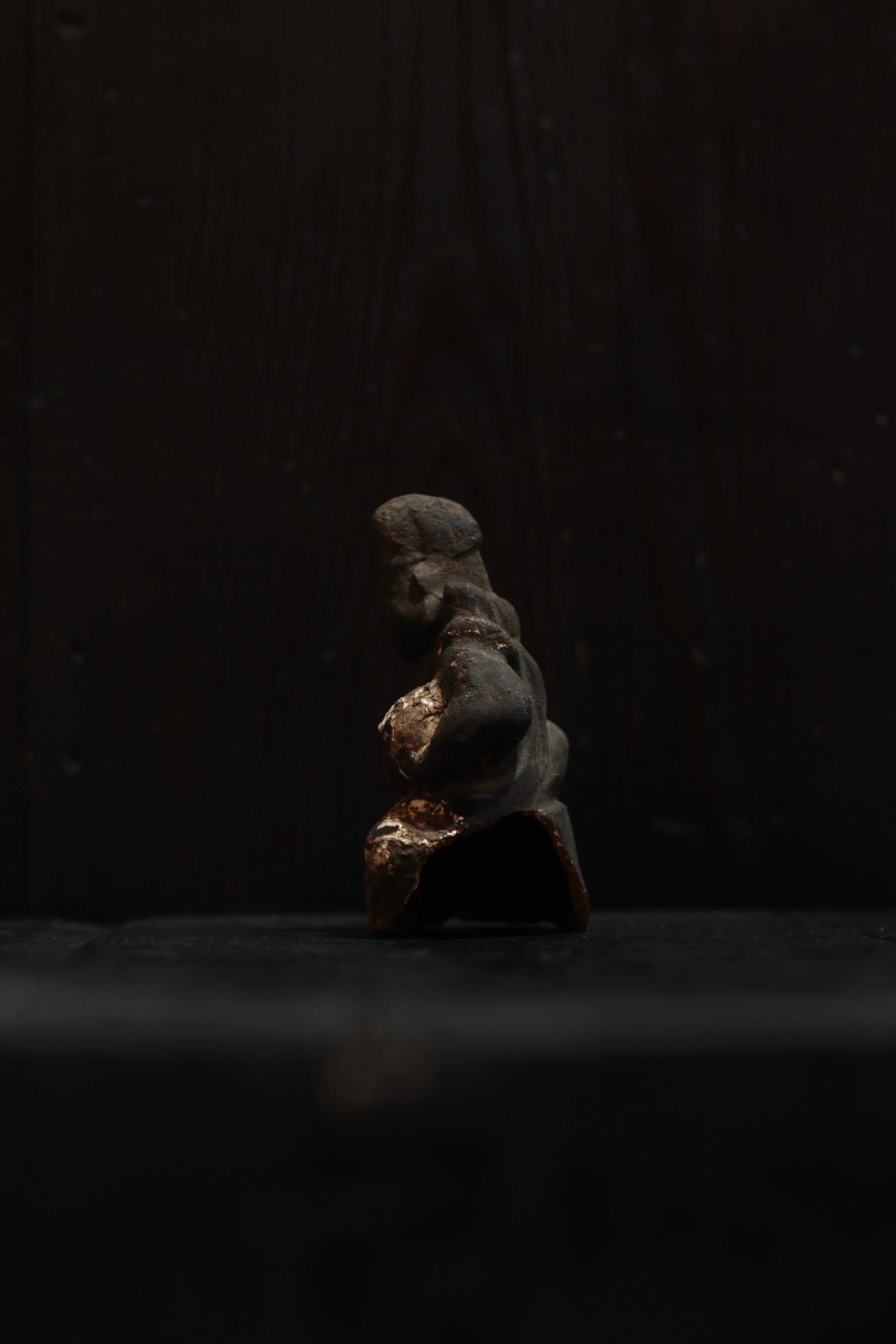 Ebenholzstatue / japanische antike / erdige Puppe/ WabiSabi, WabiSabi (Japanisch) im Angebot