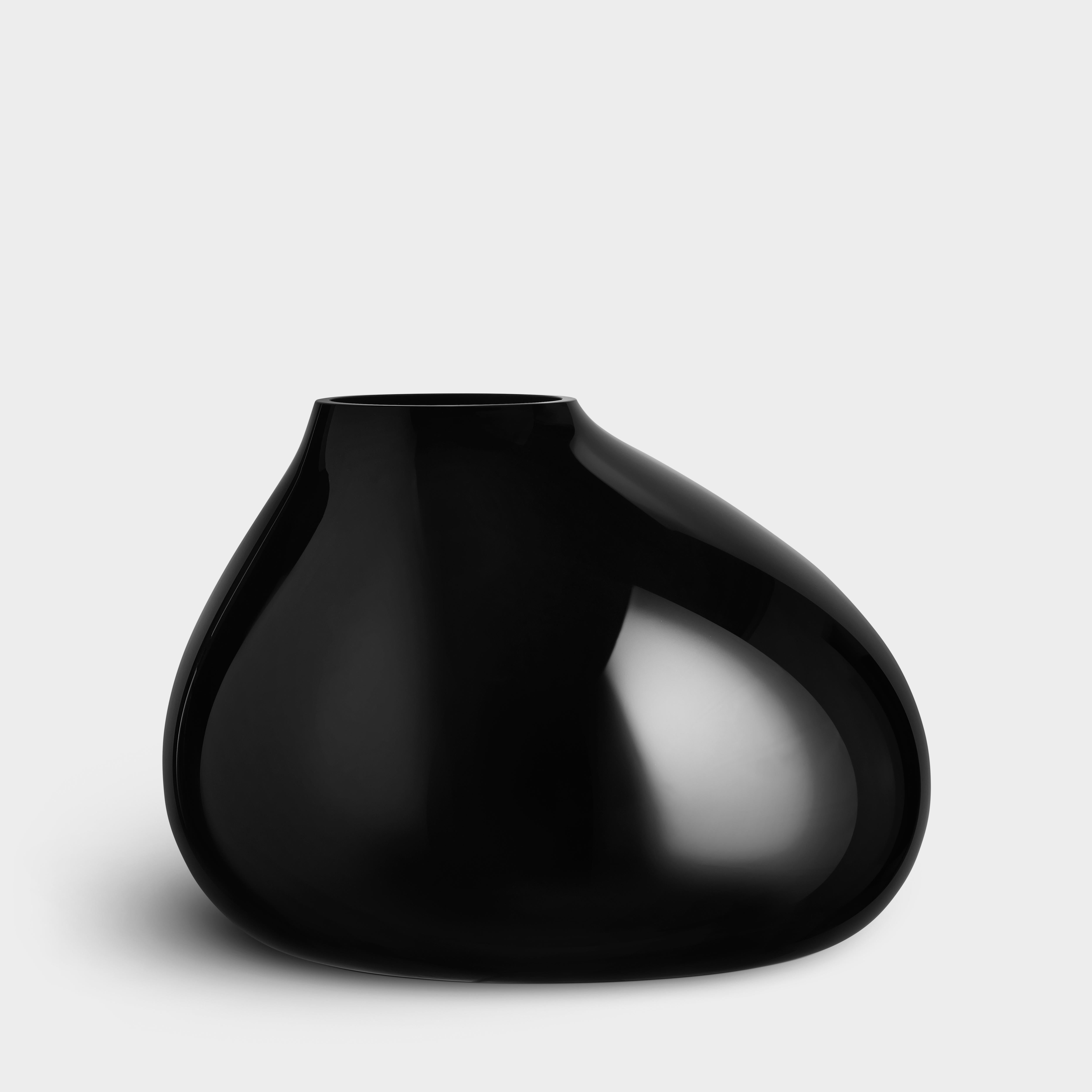 Ebon from Orrefors is a mouth-blown vase made in Sweden. The shape begins from a basic template, to which the glassblower adds the finishing touch. Each vase is, therefore, individually made within a strict framework. The object has an opaque black