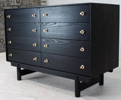 Comò matrimoniale in lacca nera ebanizzata con tiranti in ottone