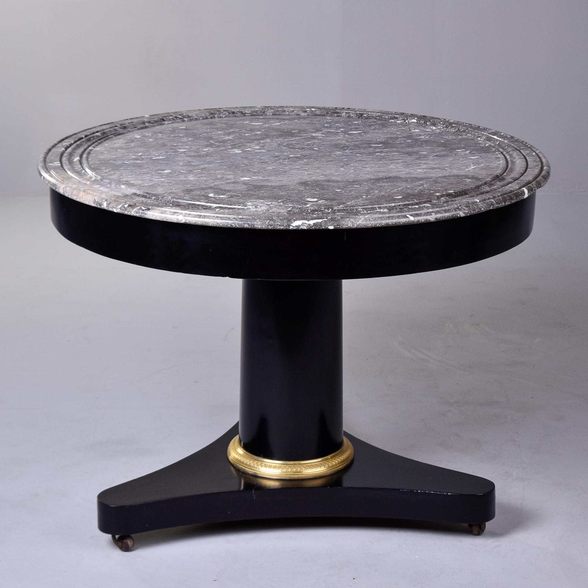 Table centrale Empire ronde du 19ème siècle en acajou ébénisé avec plateau en marbre en vente 5