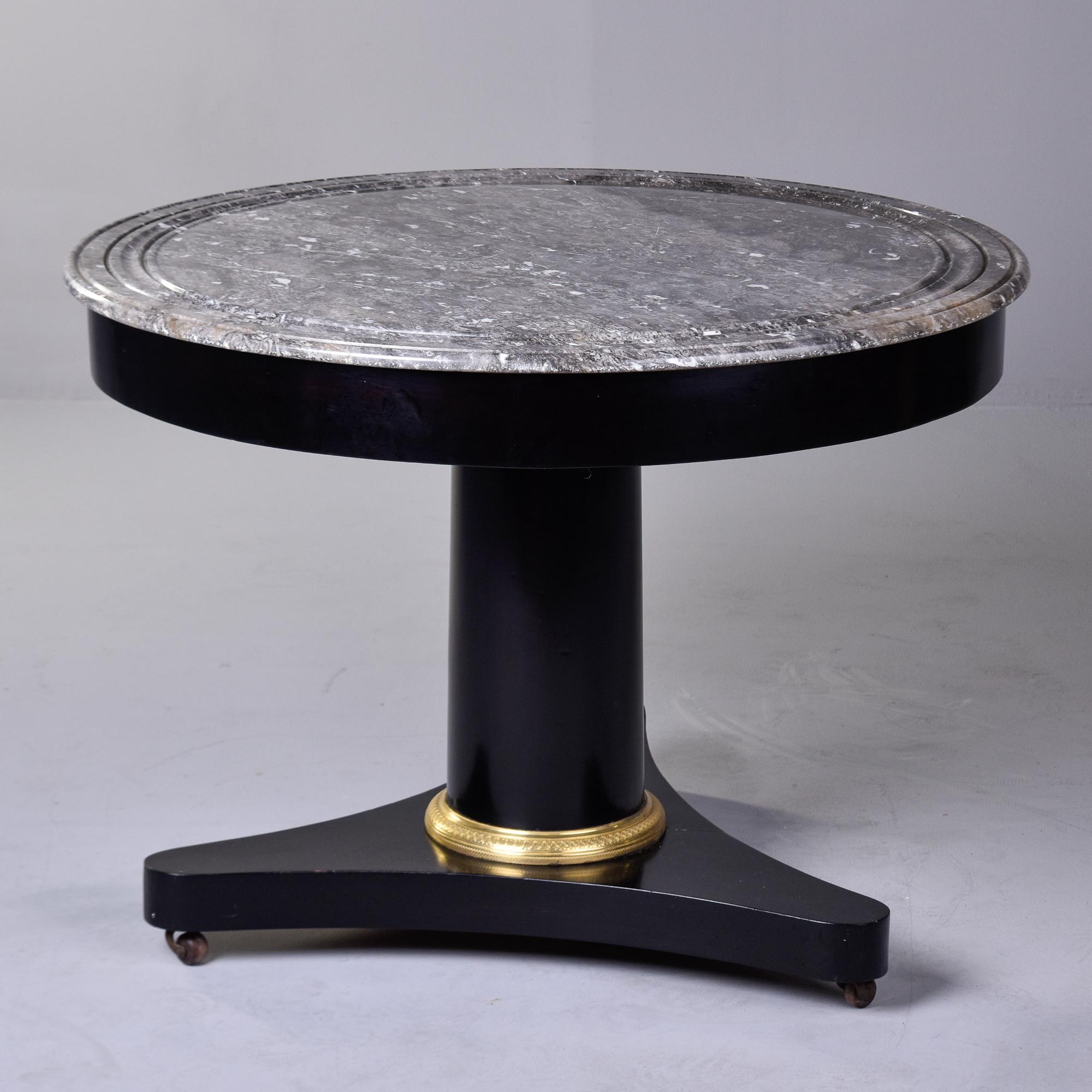Runder Empire-Tisch aus ebonisiertem Mahagoni des 19. Jahrhunderts mit Marmorplatte (Messing) im Angebot