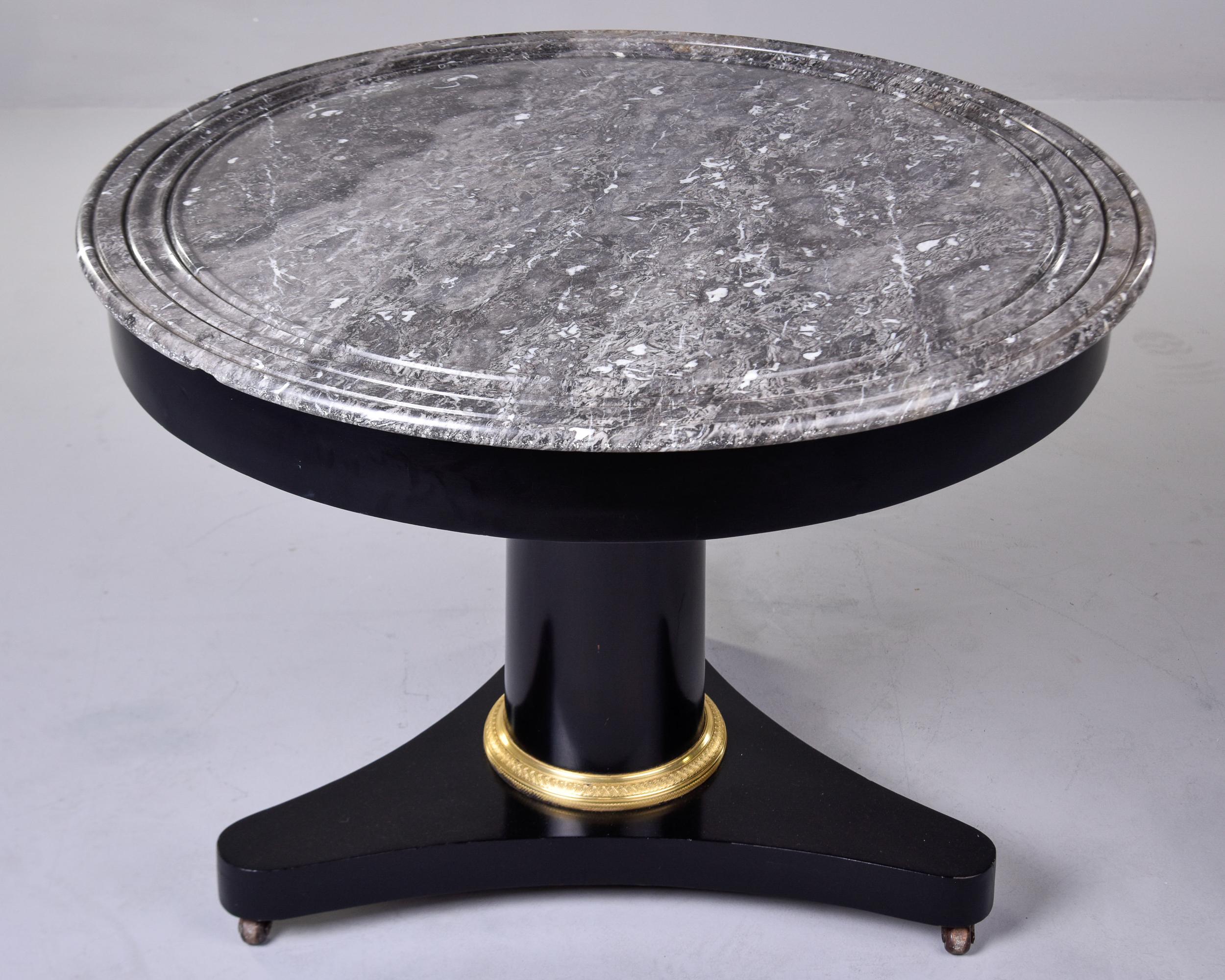 Runder Empire-Tisch aus ebonisiertem Mahagoni des 19. Jahrhunderts mit Marmorplatte im Angebot 1