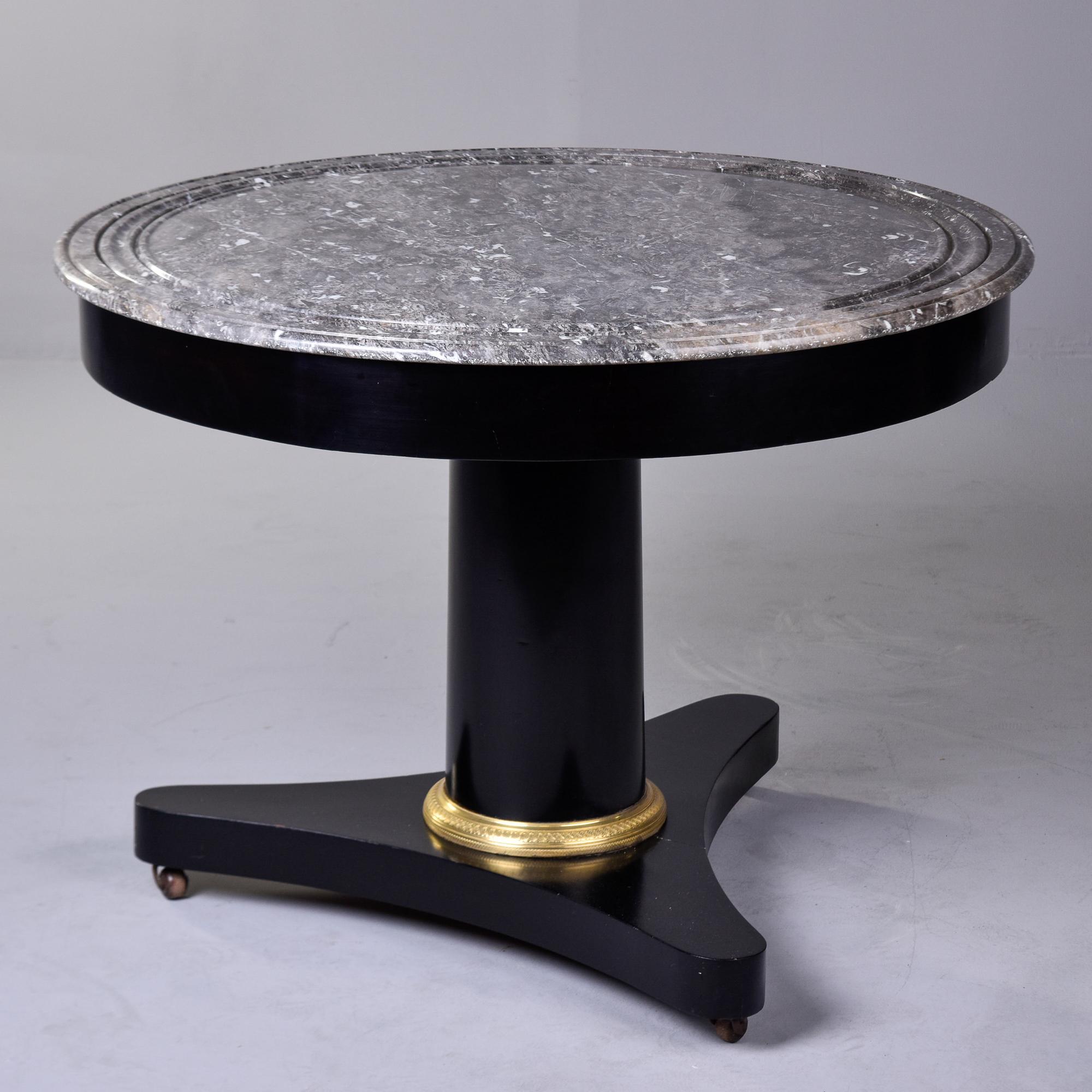 Runder Empire-Tisch aus ebonisiertem Mahagoni des 19. Jahrhunderts mit Marmorplatte im Angebot 3