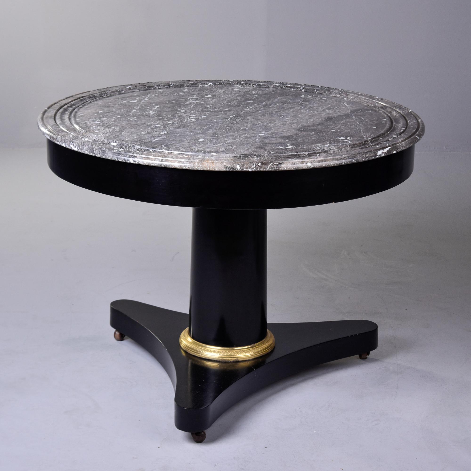 Runder Empire-Tisch aus ebonisiertem Mahagoni des 19. Jahrhunderts mit Marmorplatte im Angebot 4