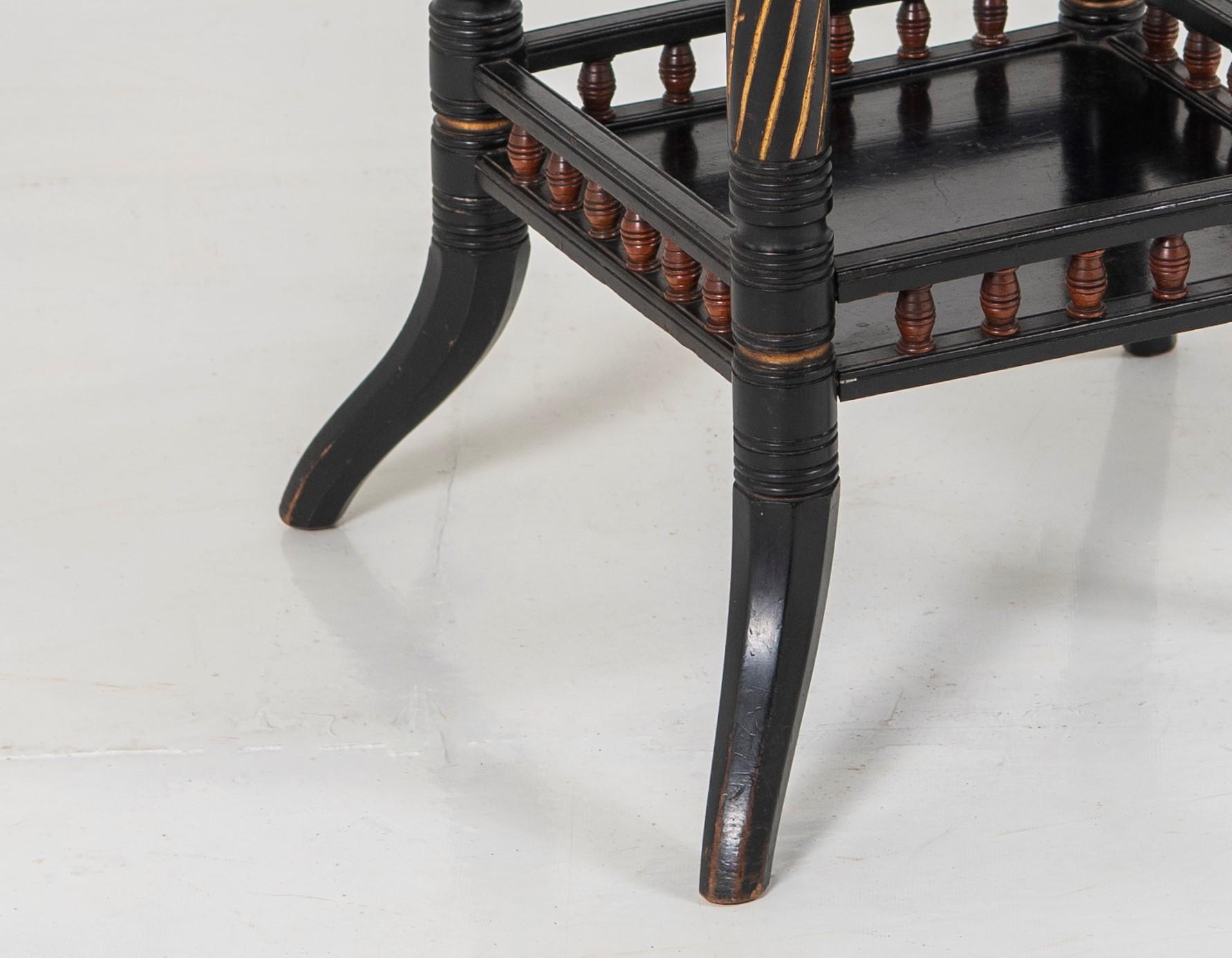 Ein viktorianischer Mitteltisch der Ästhetischen Bewegung des 19. Jahrhunderts in der Art von E.W. Godwin. Ebonisierte Oberfläche mit vergoldeten Verzierungen.
Neue, professionell gepolsterte achteckige Platte aus rotem Baize, die zu gedrechselten