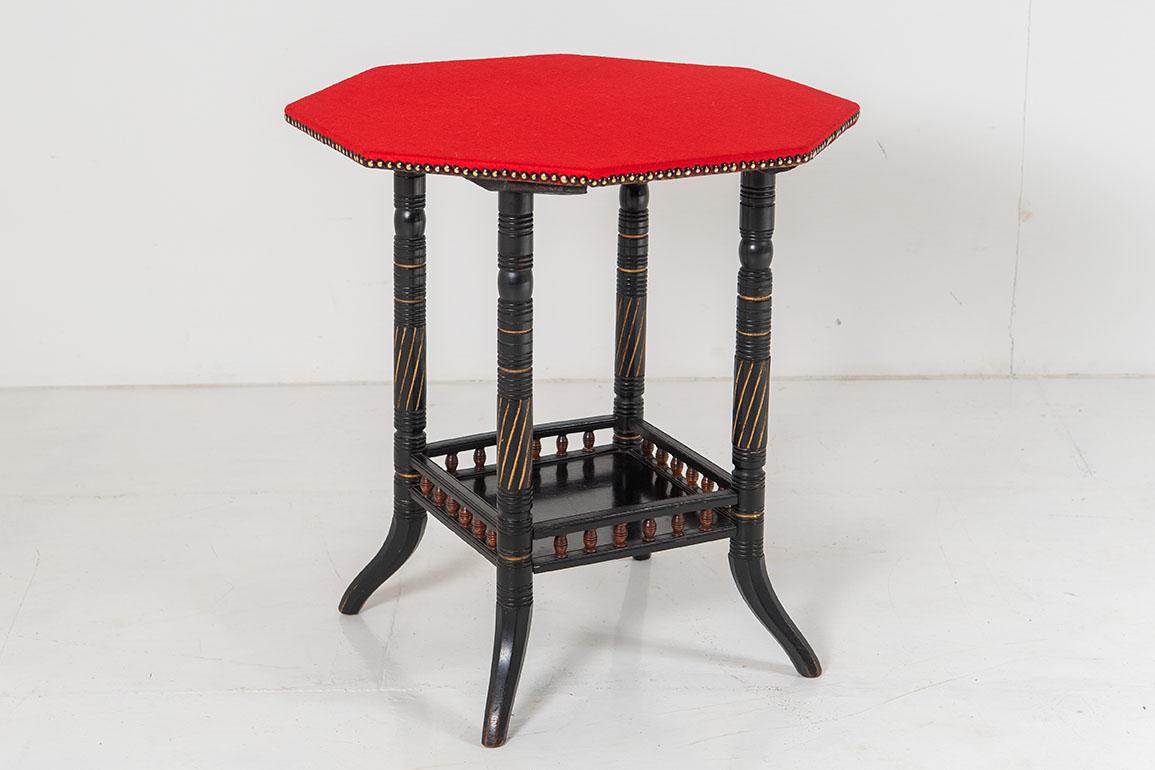 Mouvement esthétique Table d'appoint octogonale du mouvement esthétique en bois d'ébène avec plateau en Baize rouge en vente