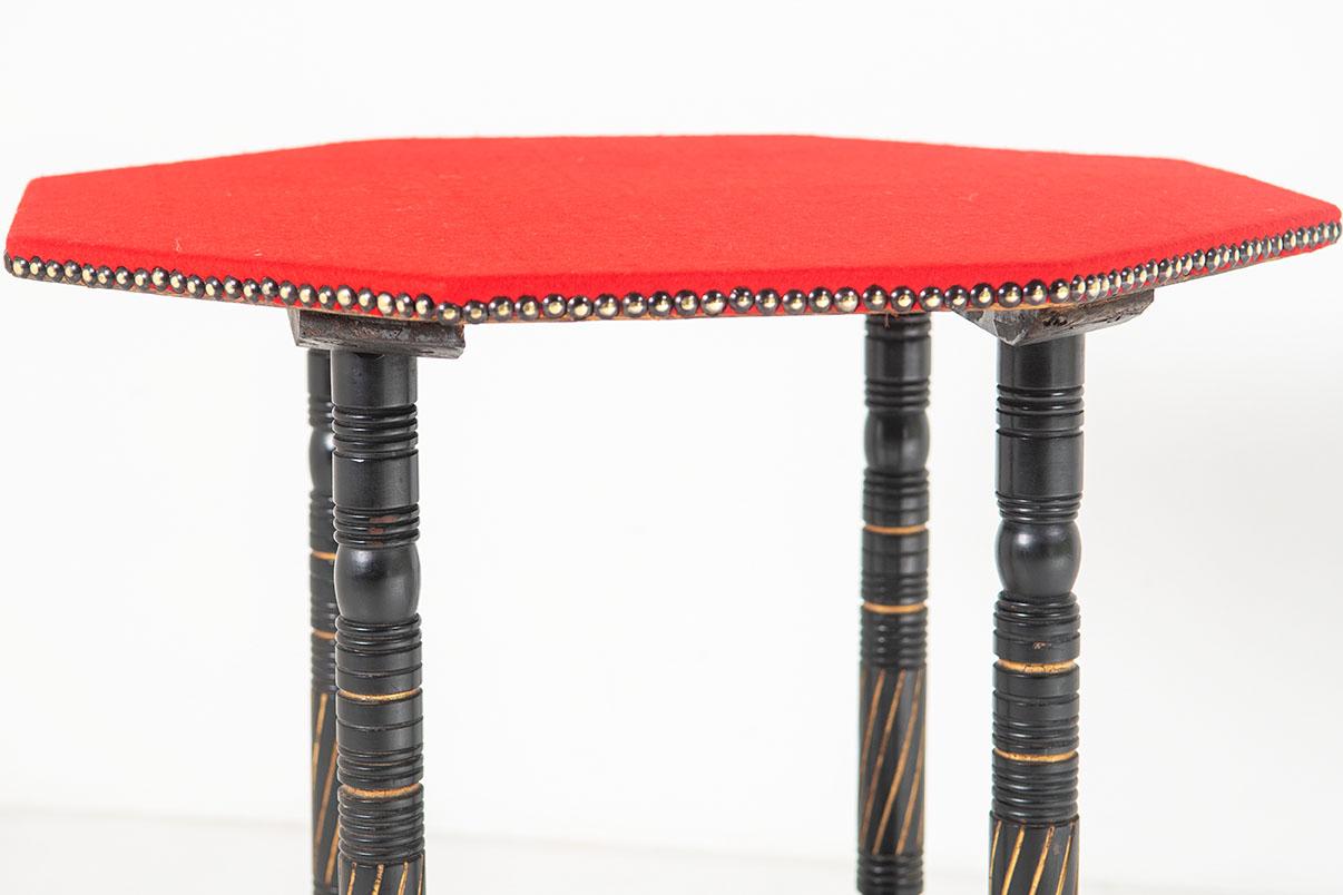 Ébénisé Table d'appoint octogonale du mouvement esthétique en bois d'ébène avec plateau en Baize rouge en vente