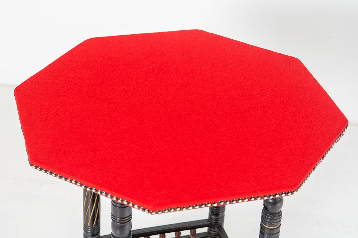 Table d'appoint octogonale du mouvement esthétique en bois d'ébène avec plateau en Baize rouge Bon état - En vente à Llanbrynmair, GB