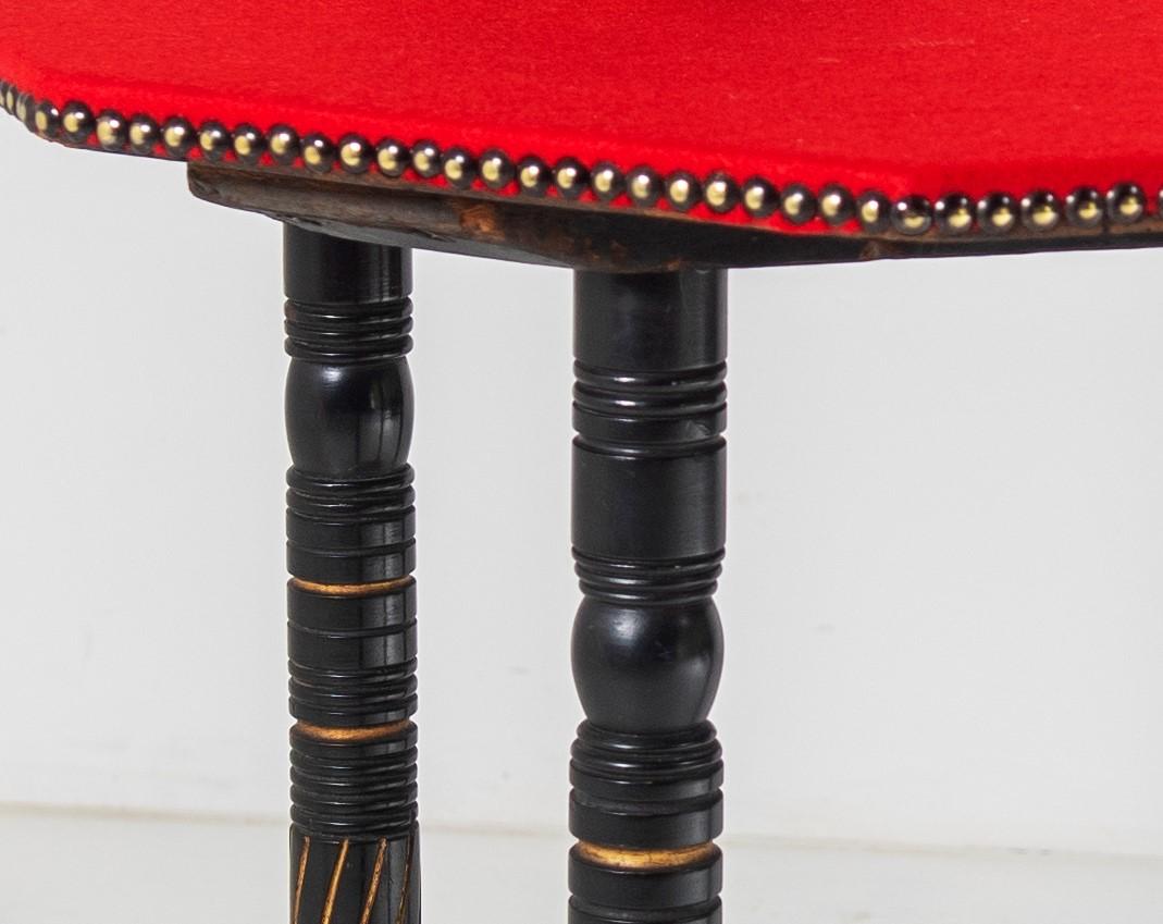 Feutrine Table d'appoint octogonale du mouvement esthétique en bois d'ébène avec plateau en Baize rouge en vente