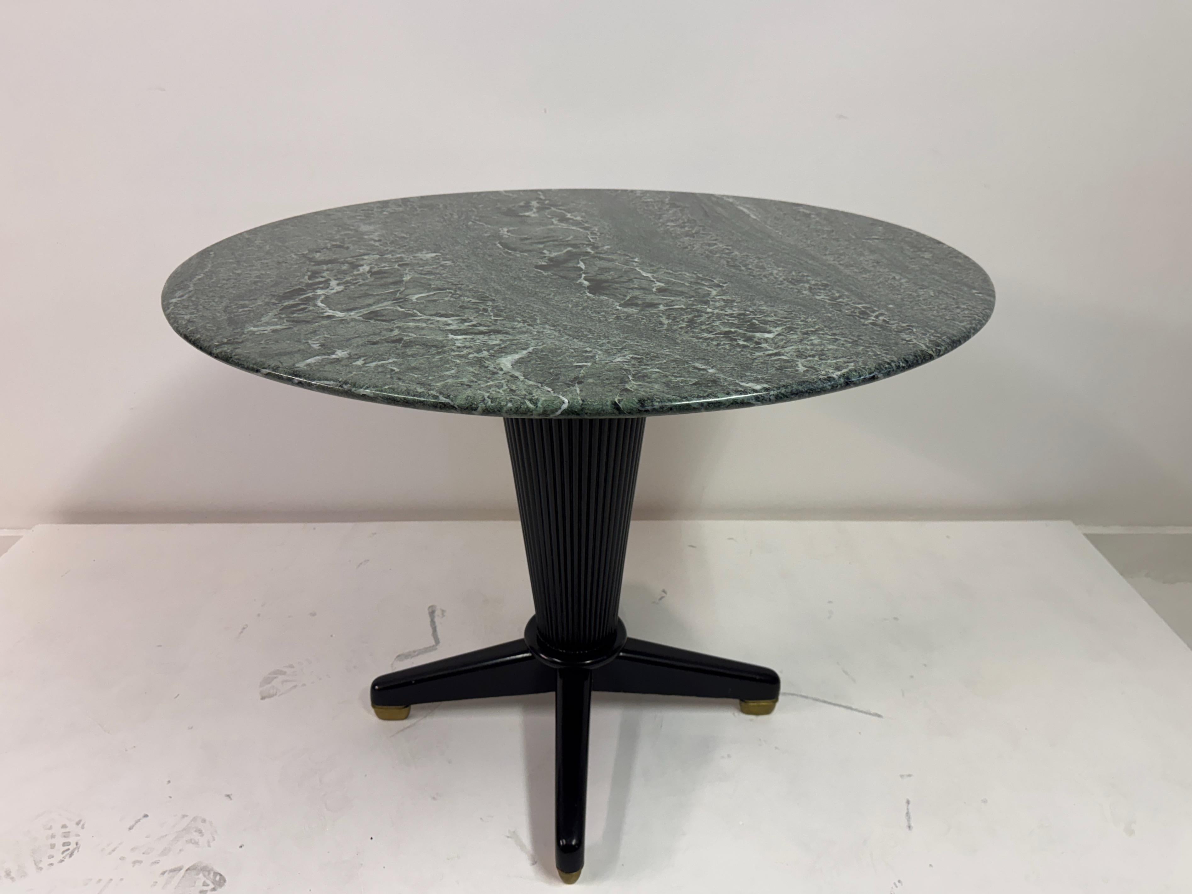Mesa de centro ebonizada con tapa de mármol Verde Alpi, Italia, años 50 en venta 3