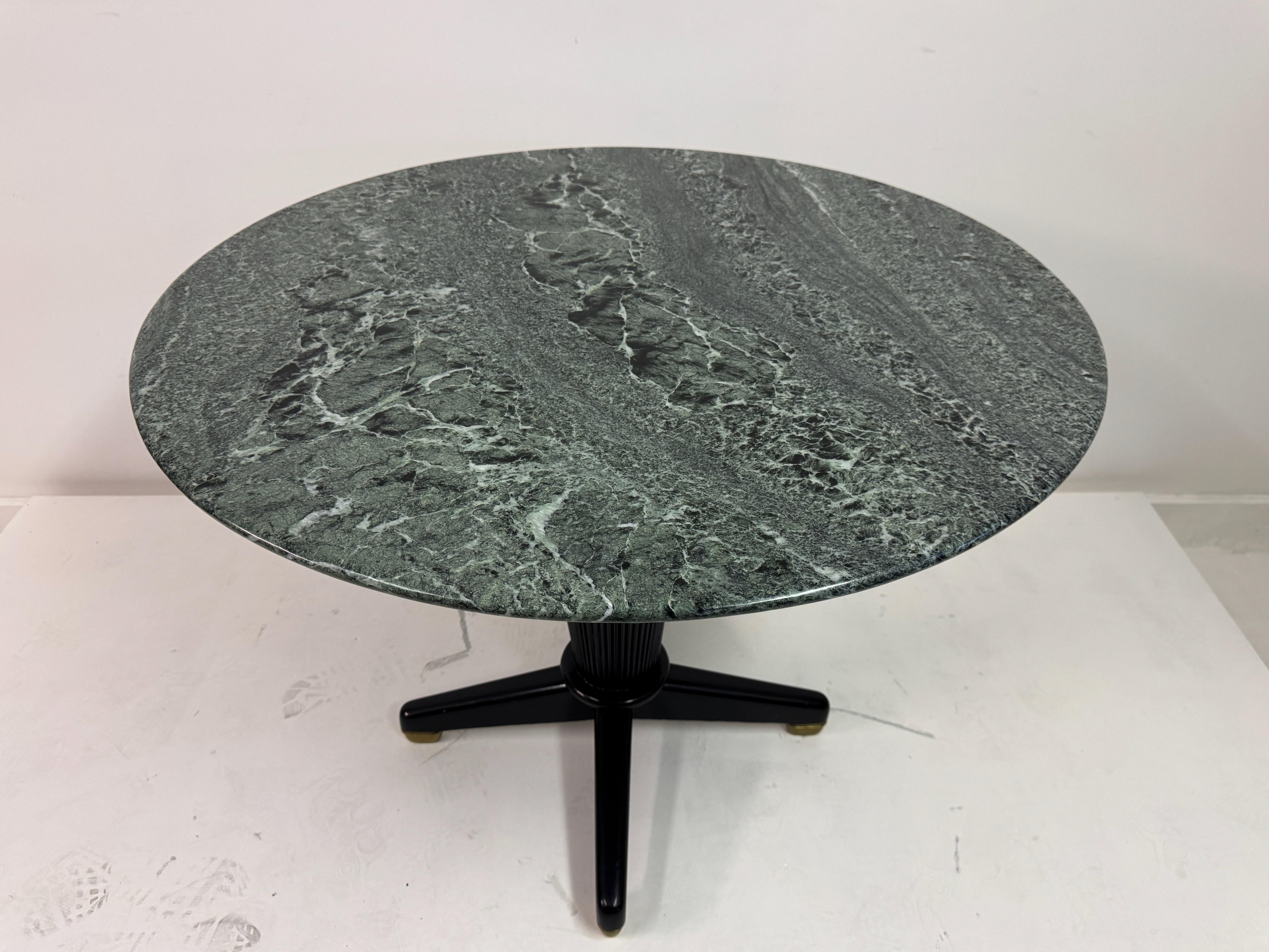 Mesa de centro ebonizada con tapa de mármol Verde Alpi, Italia, años 50 en venta 4