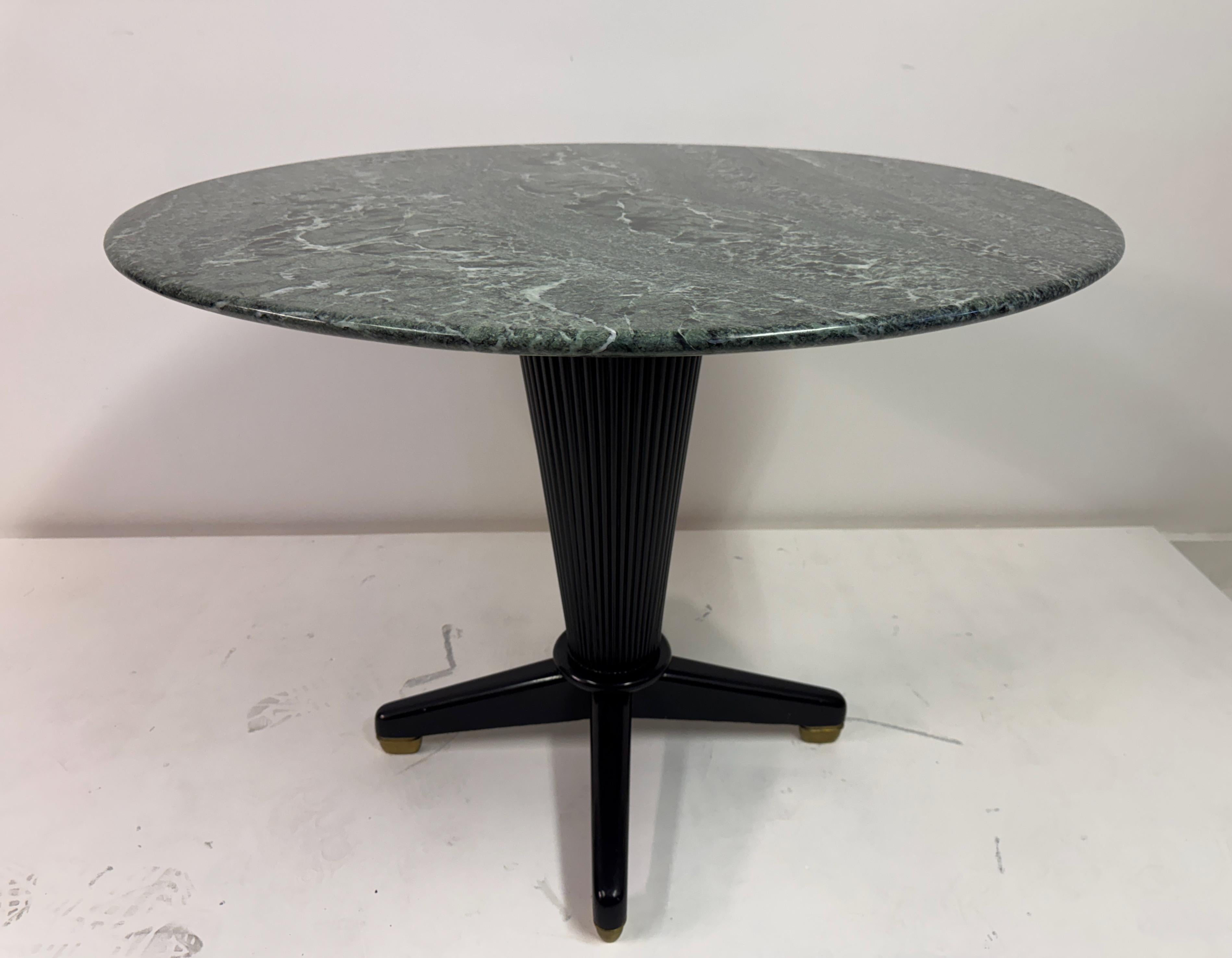 Mesa de centro ebonizada con tapa de mármol Verde Alpi, Italia, años 50 en venta 5