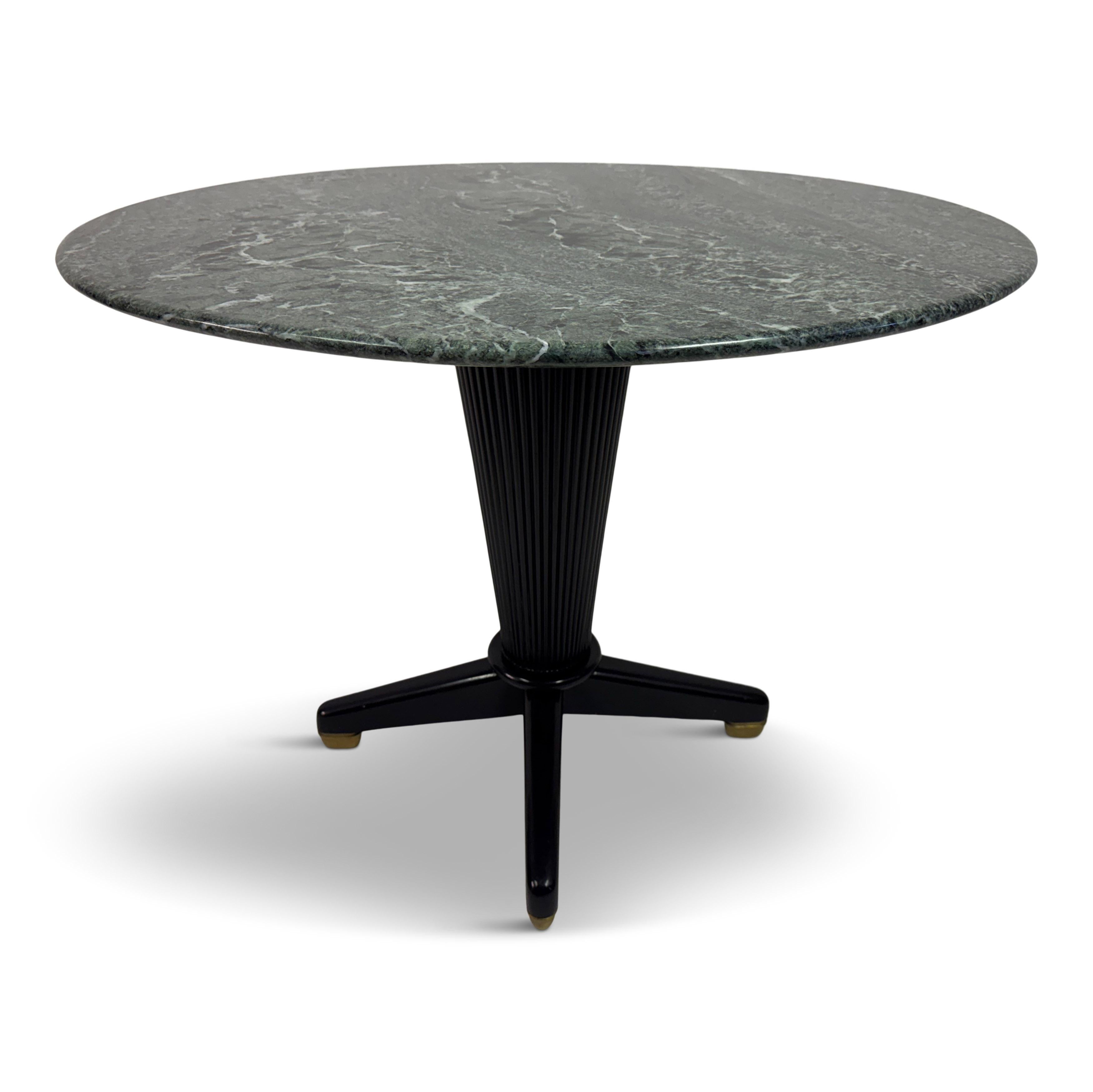 Mesa de centro ebonizada con tapa de mármol Verde Alpi, Italia, años 50

Una llamativa mesa central italiana de los años 50, que combina el rigor escultórico con una rica materialidad. La encimera circular es de mármol Verde Alpi, con una superficie