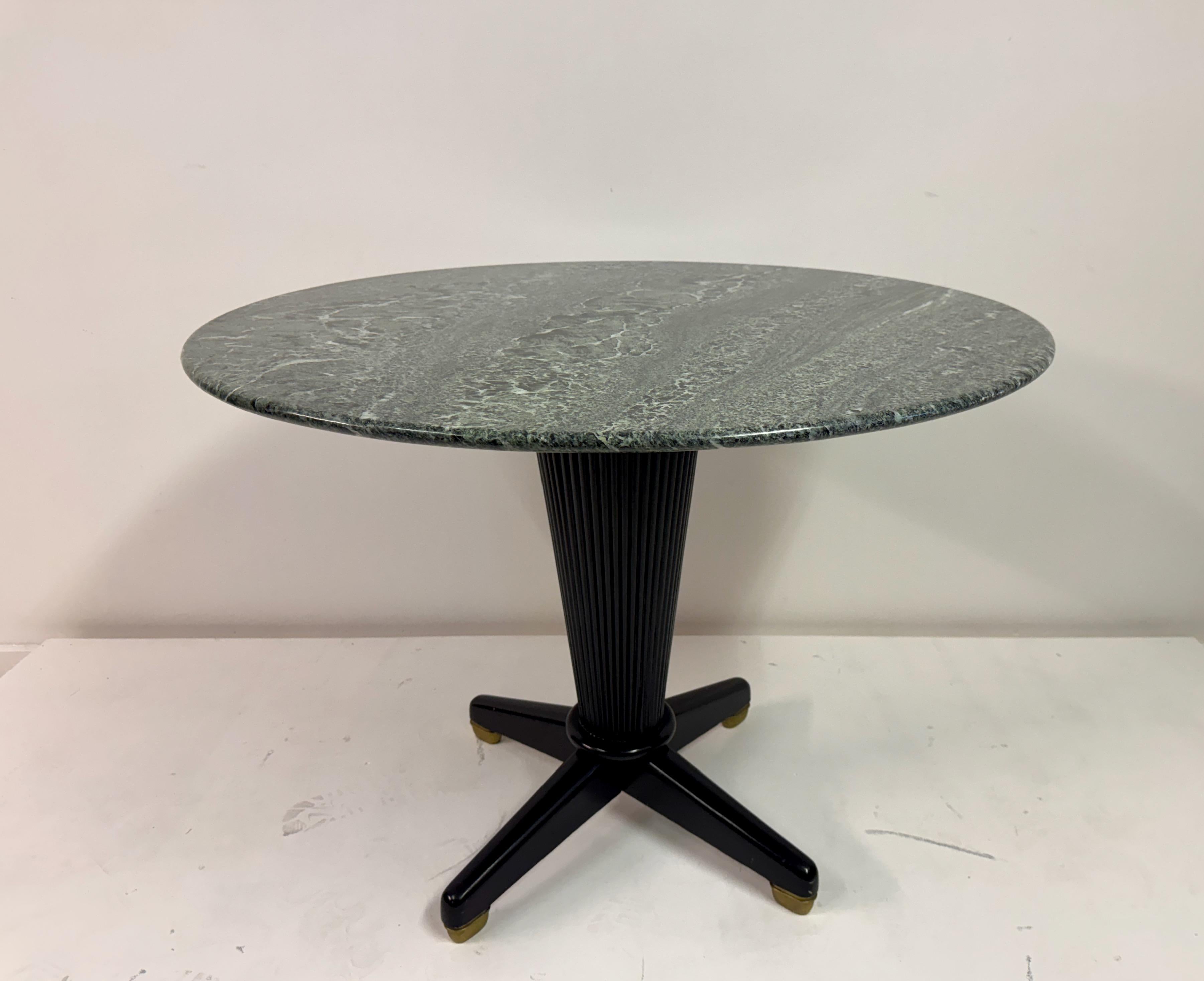 Mesa de centro ebonizada con tapa de mármol Verde Alpi, Italia, años 50 Moderno de mediados de siglo en venta