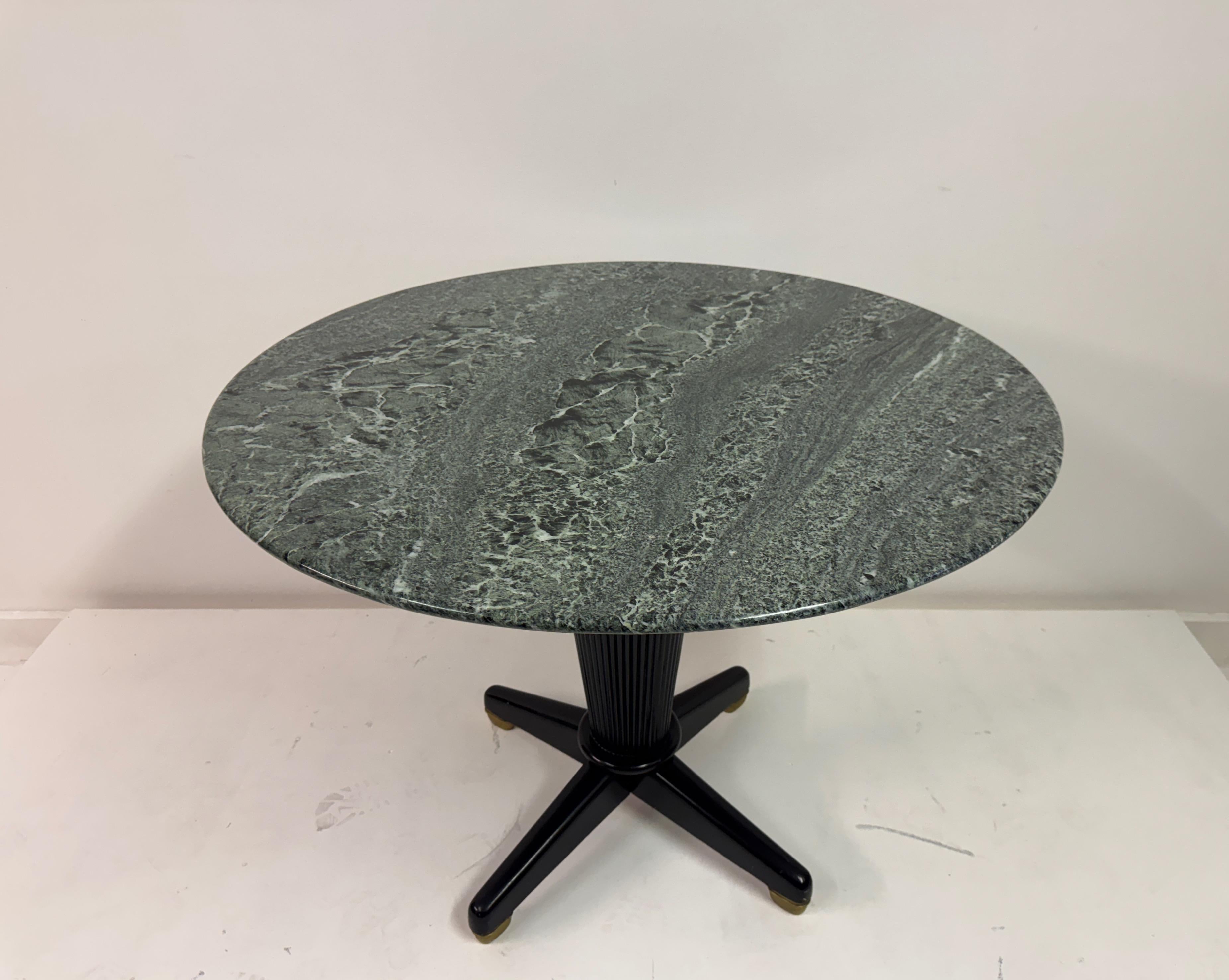 Mesa de centro ebonizada con tapa de mármol Verde Alpi, Italia, años 50 Italiano en venta