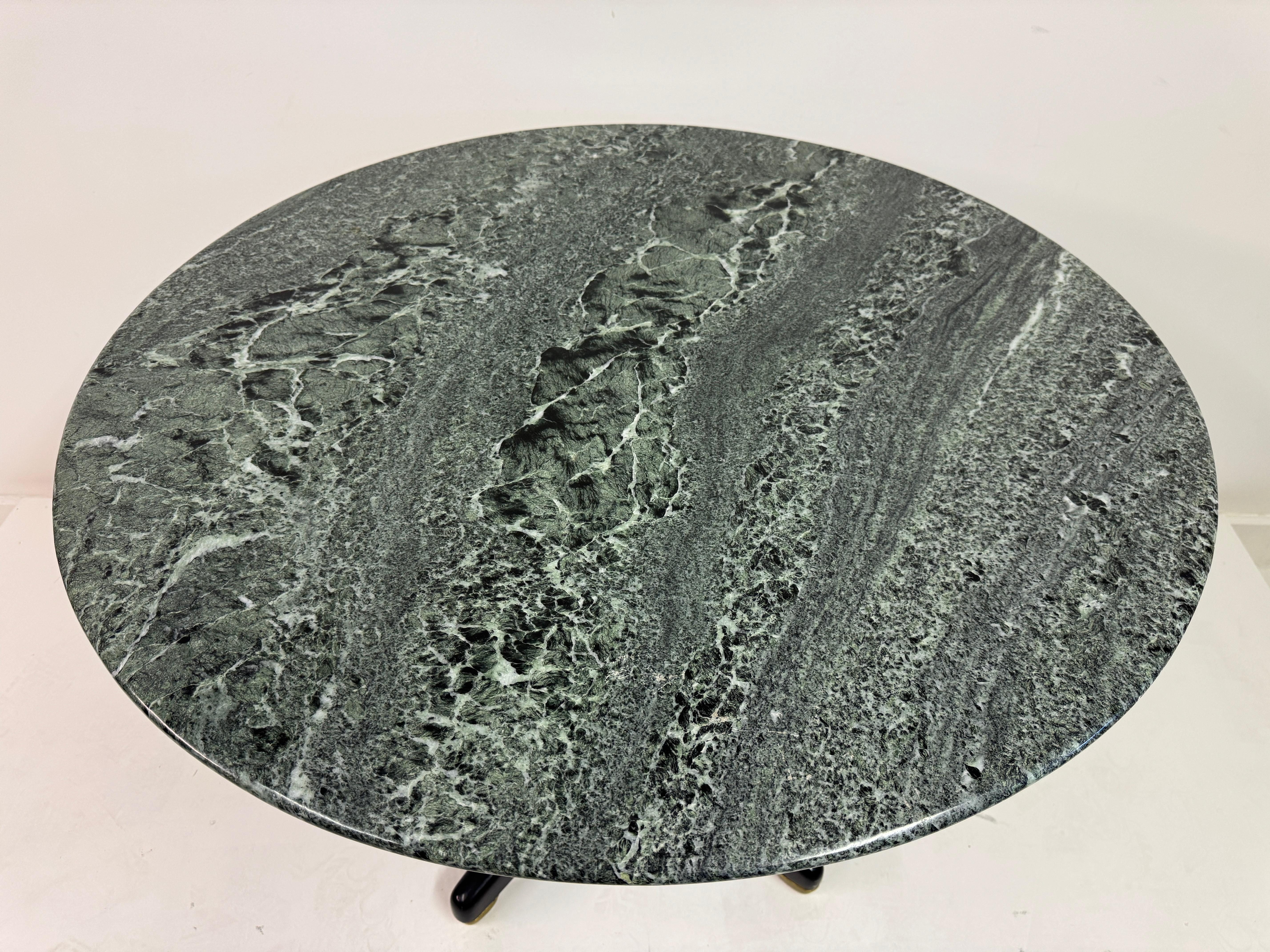 Mesa de centro ebonizada con tapa de mármol Verde Alpi, Italia, años 50 en Bueno estado para la venta en London, London