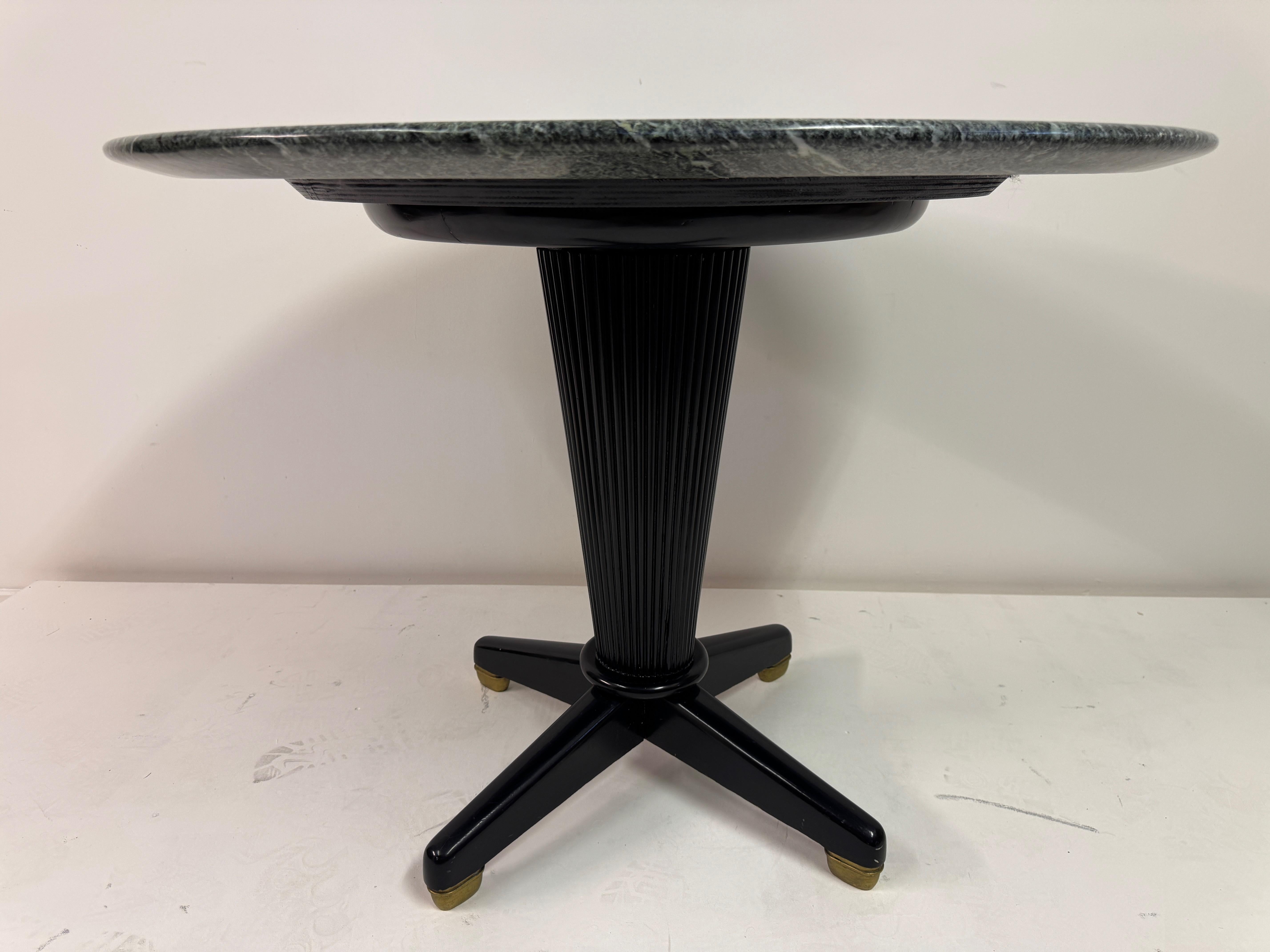 Mesa de centro ebonizada con tapa de mármol Verde Alpi, Italia, años 50 en venta 2