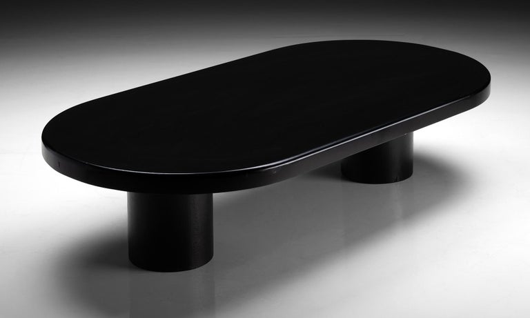 Ebonised oval coffee table

Spain, circa 1990

Wooden coffee table with ebonised finish, on two cylindrical legs.

Measures: 63” L x 31.5” D x 14.5” H.