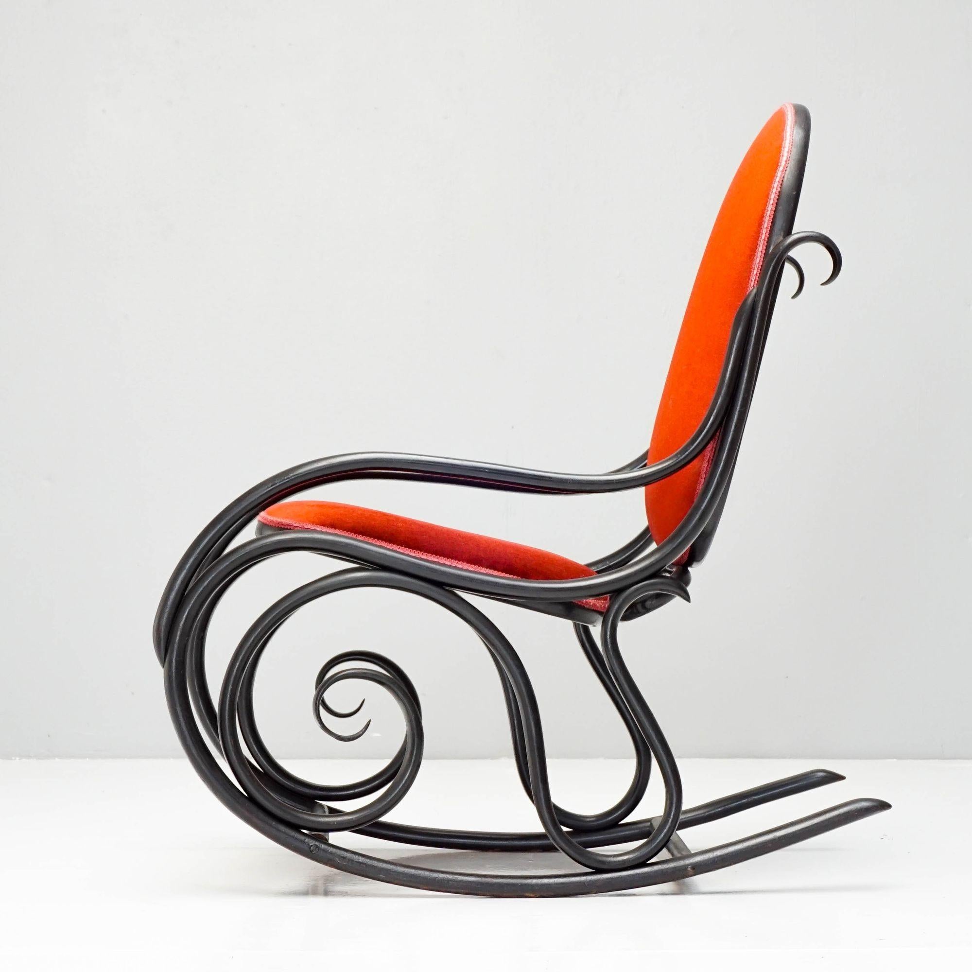Sedia a dondolo edoardiana in legno curvato nero rivestita in velluto rosso originale.
Frassino/Fabrice

H. H. x L. 55 cm. x P. 93 cm. x SH 45 cm.
Regno Unito 1900 Edwardiano
15KG
Si prega di contattare prima dell'acquisto per un preventivo di