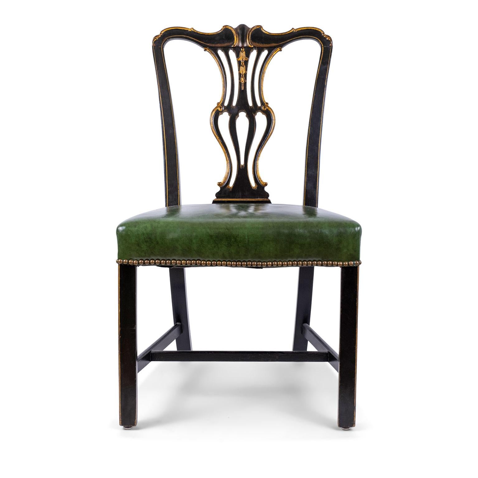 Chaise d'appoint portugaise ébonisée et dorée, sculptée dans les années 1980. Recouvert de cuir teinté vert et décoré d'une garniture en tête de clou.

Note : La finition originale/précoce du métal antique et vintage comprend une partie ou la