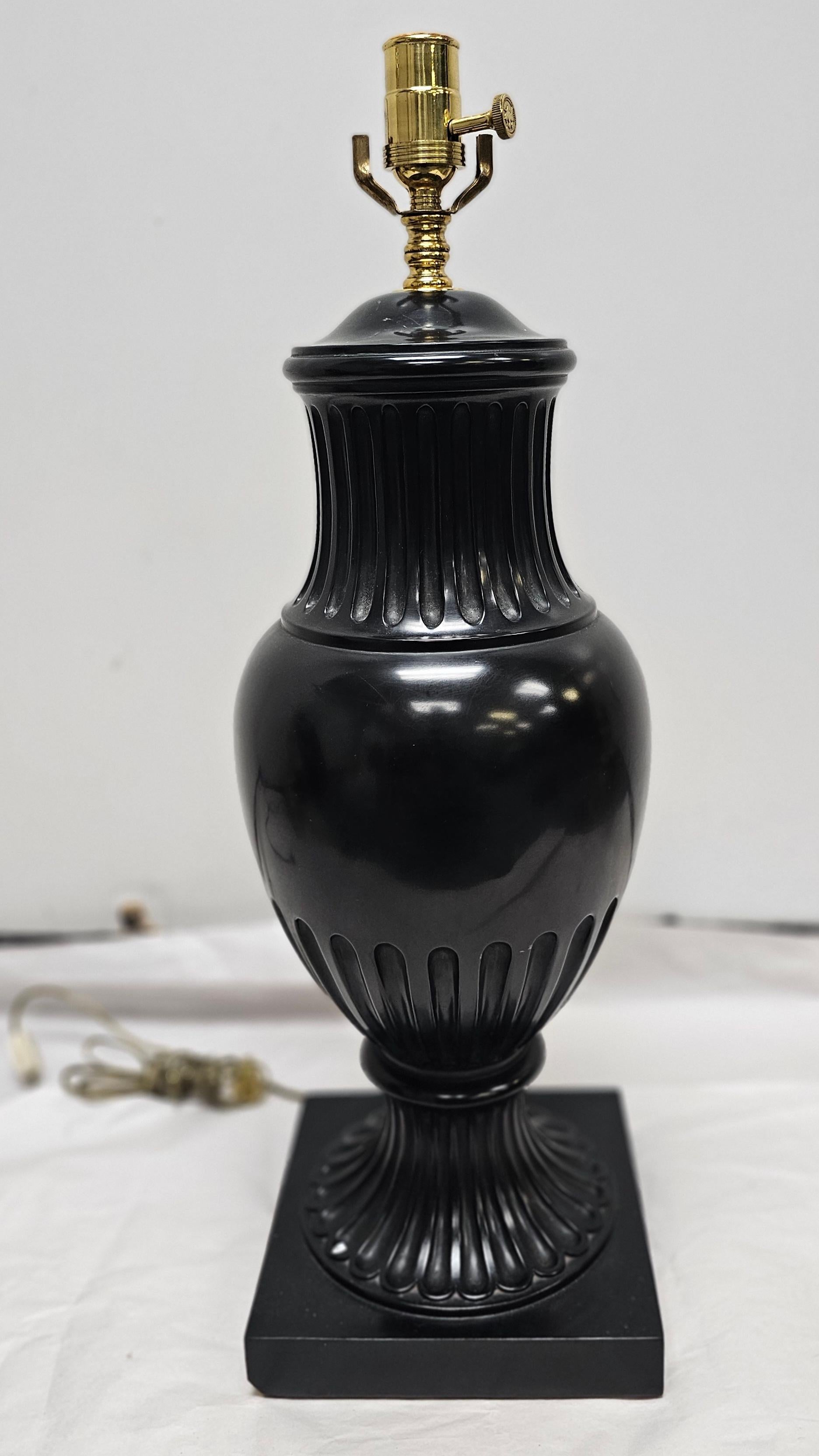 Eine große ebonisierte und glasierte Gusskeramik-Tischlampe in Vasenform
Maße: 8,5
