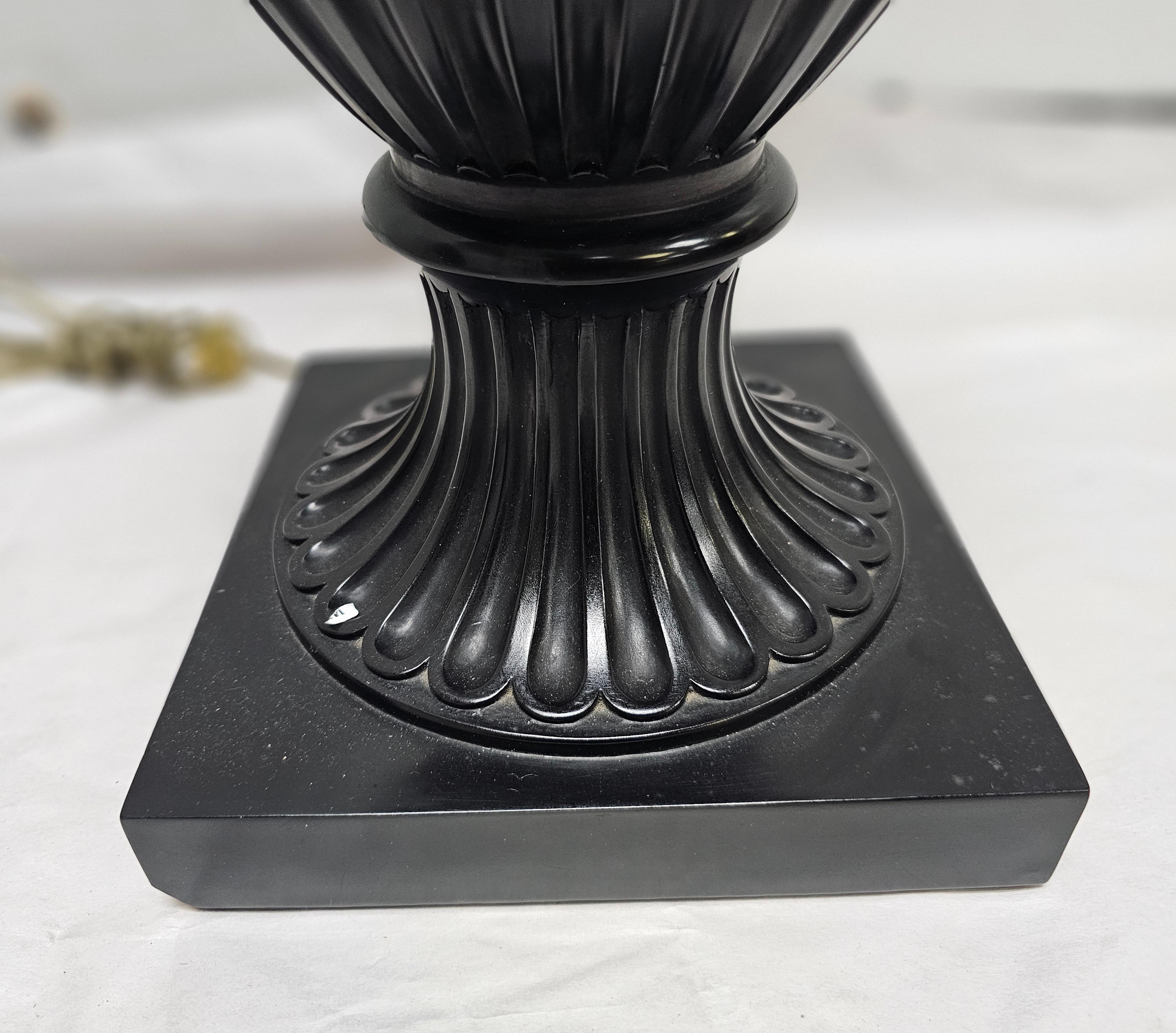 Tischlampe in Vasenform aus ebonisierter und glasierter Gusskeramik (amerikanisch) im Angebot