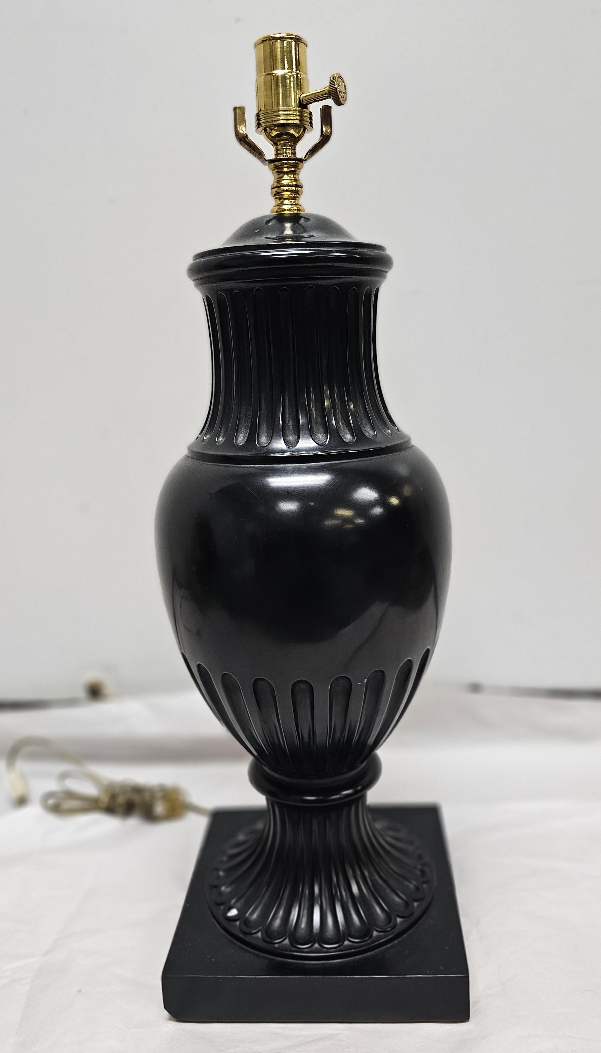 Tischlampe in Vasenform aus ebonisierter und glasierter Gusskeramik im Zustand „Gut“ im Angebot in Germantown, MD