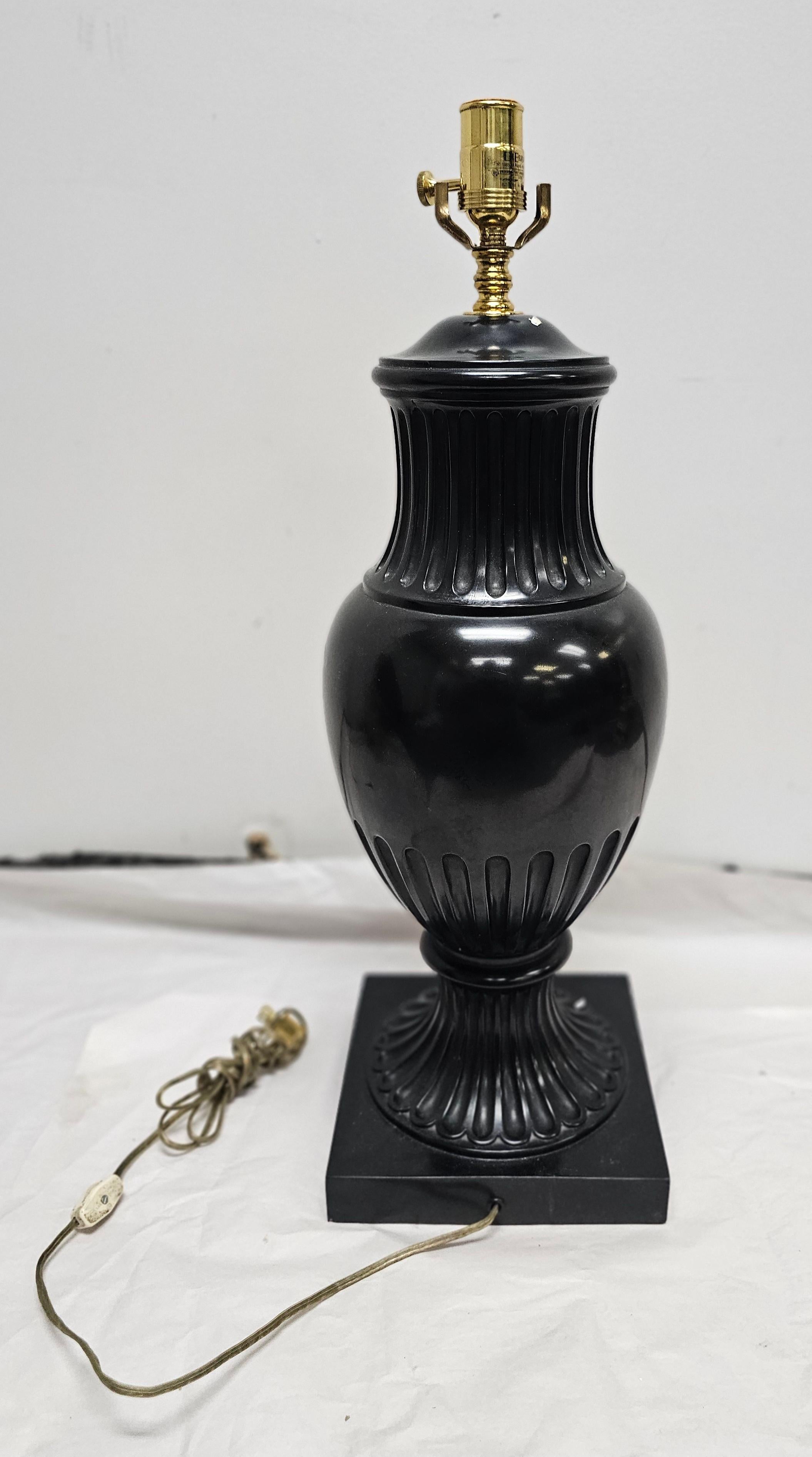 Tischlampe in Vasenform aus ebonisierter und glasierter Gusskeramik (20. Jahrhundert) im Angebot