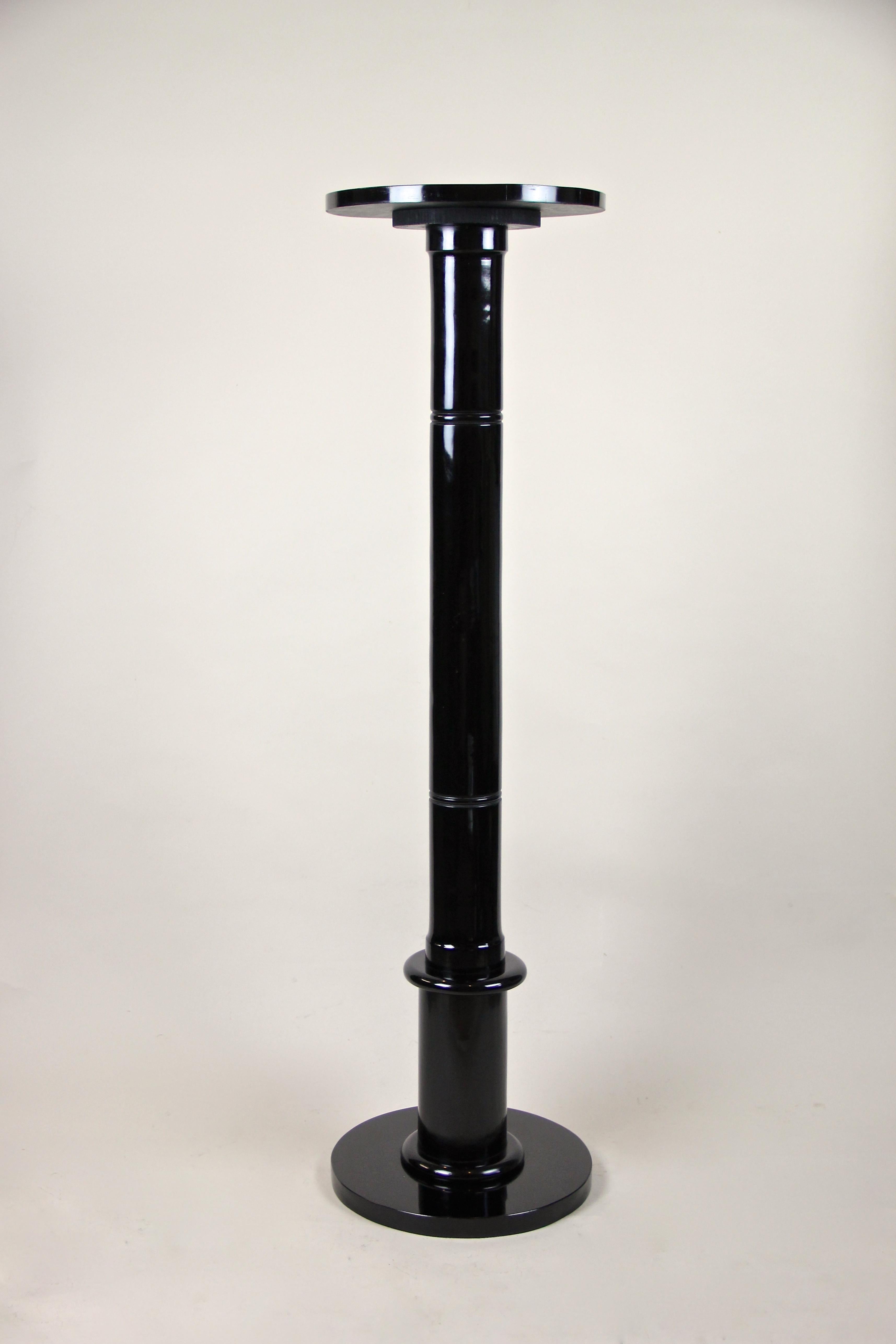 Astonishing ebonized Art Nouveau column pedestal from Austria, circa 1900. Hand carved out of solid beech wood, this impressive pedestal shows a fantastic ebonized, black shellac polished surface. Standing solid on a simple but beautiful shaped