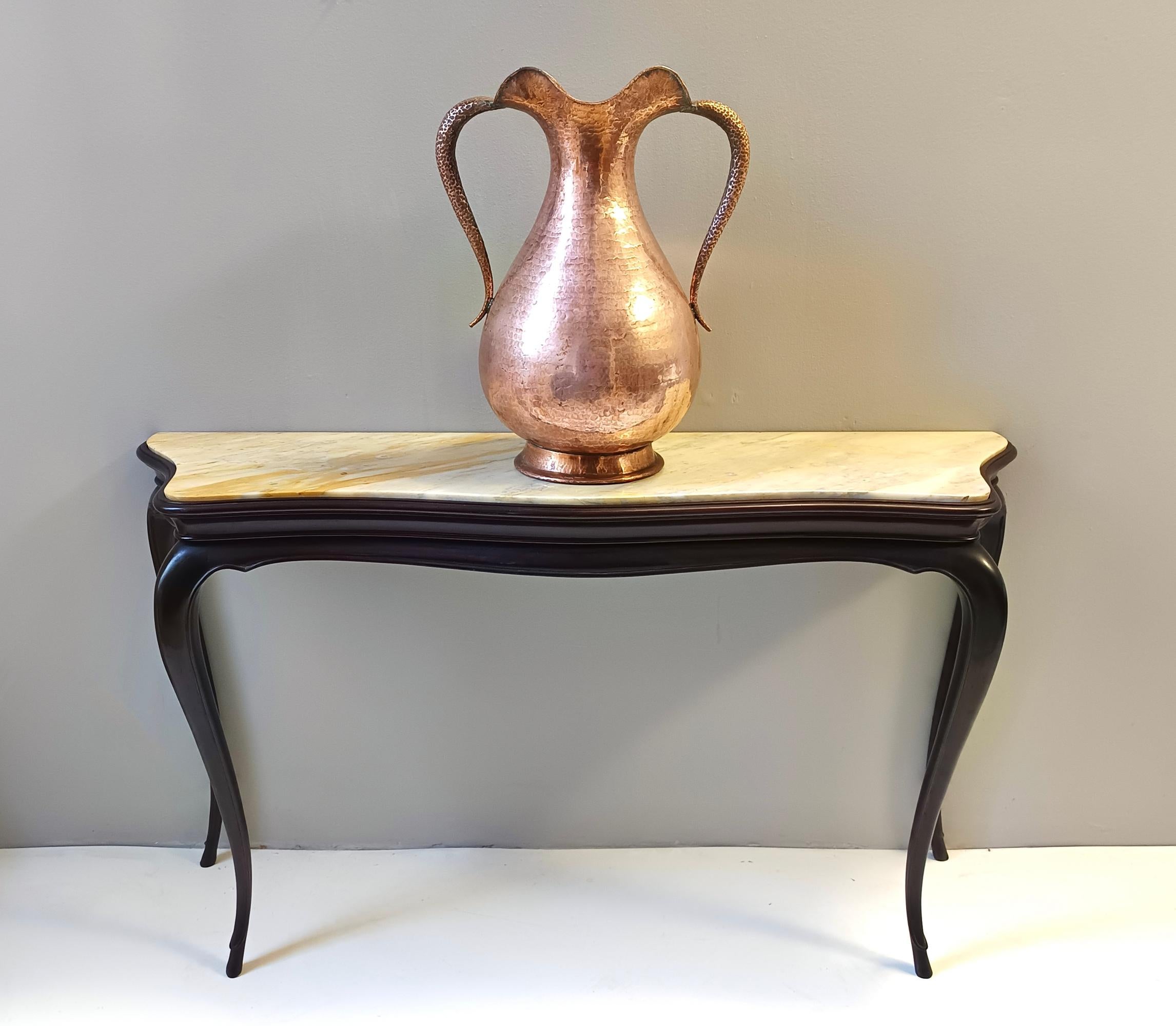 Made in Italy, años 50.
Esta consola tiene una estructura de haya ebonizada con una tapa de mármol de Siena marfil. 
El mismo modelo estaba en subasta y se clasificó como 