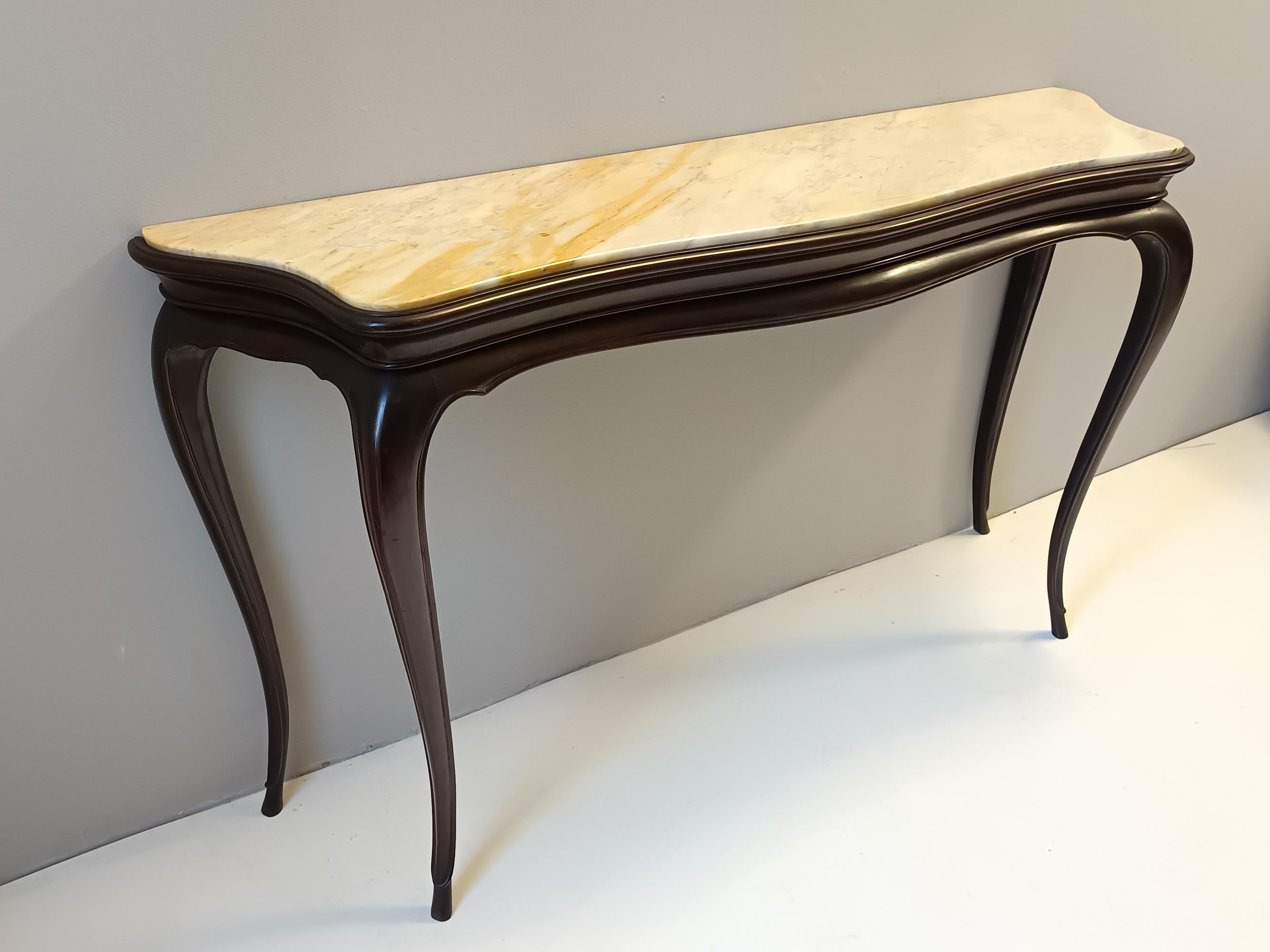 Consola de Haya Ebonizada con Tapa de Mármol de Siena Marfil de Osvaldo Borsani, Italia en Excelente estado para la venta en Bresso, Lombardy