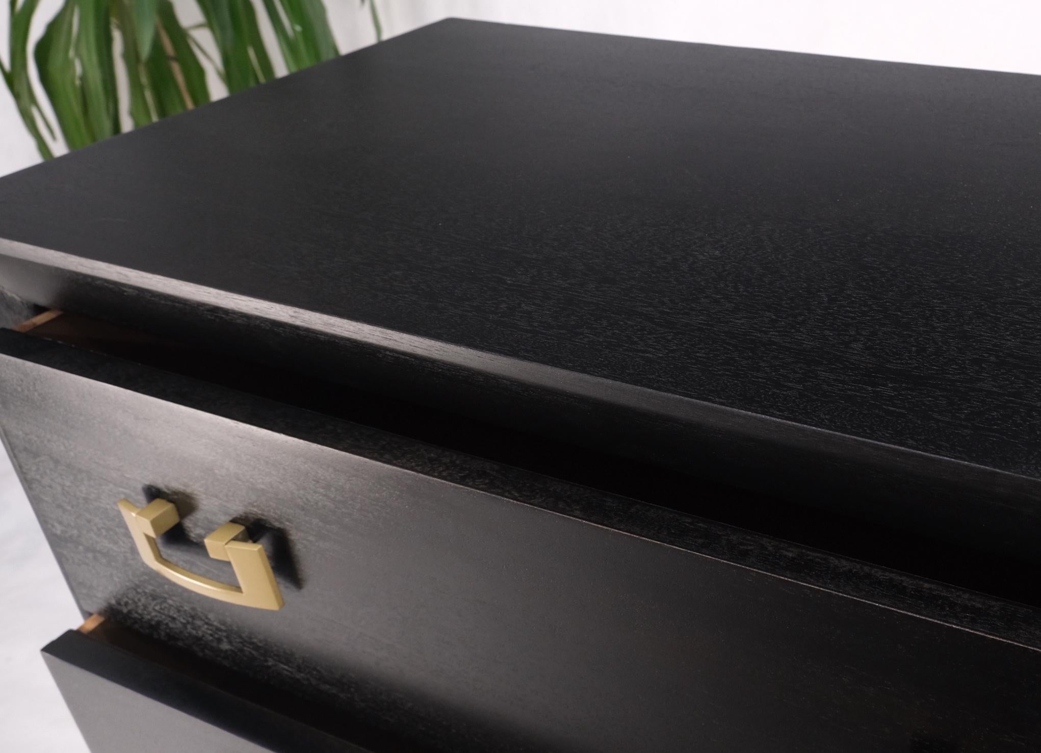 Américain Grand meuble à 5 tiroirs en acajou laqué noir ébénisé avec poignées de support en or MNT en vente