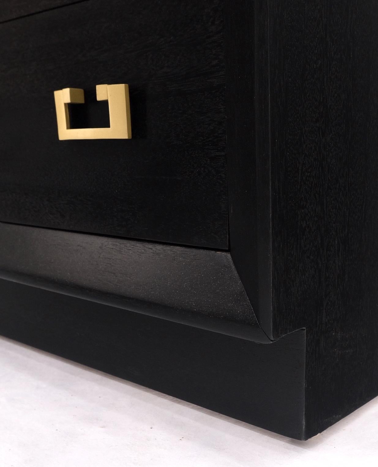 20ième siècle Grand meuble à 5 tiroirs en acajou laqué noir ébénisé avec poignées de support en or MNT en vente