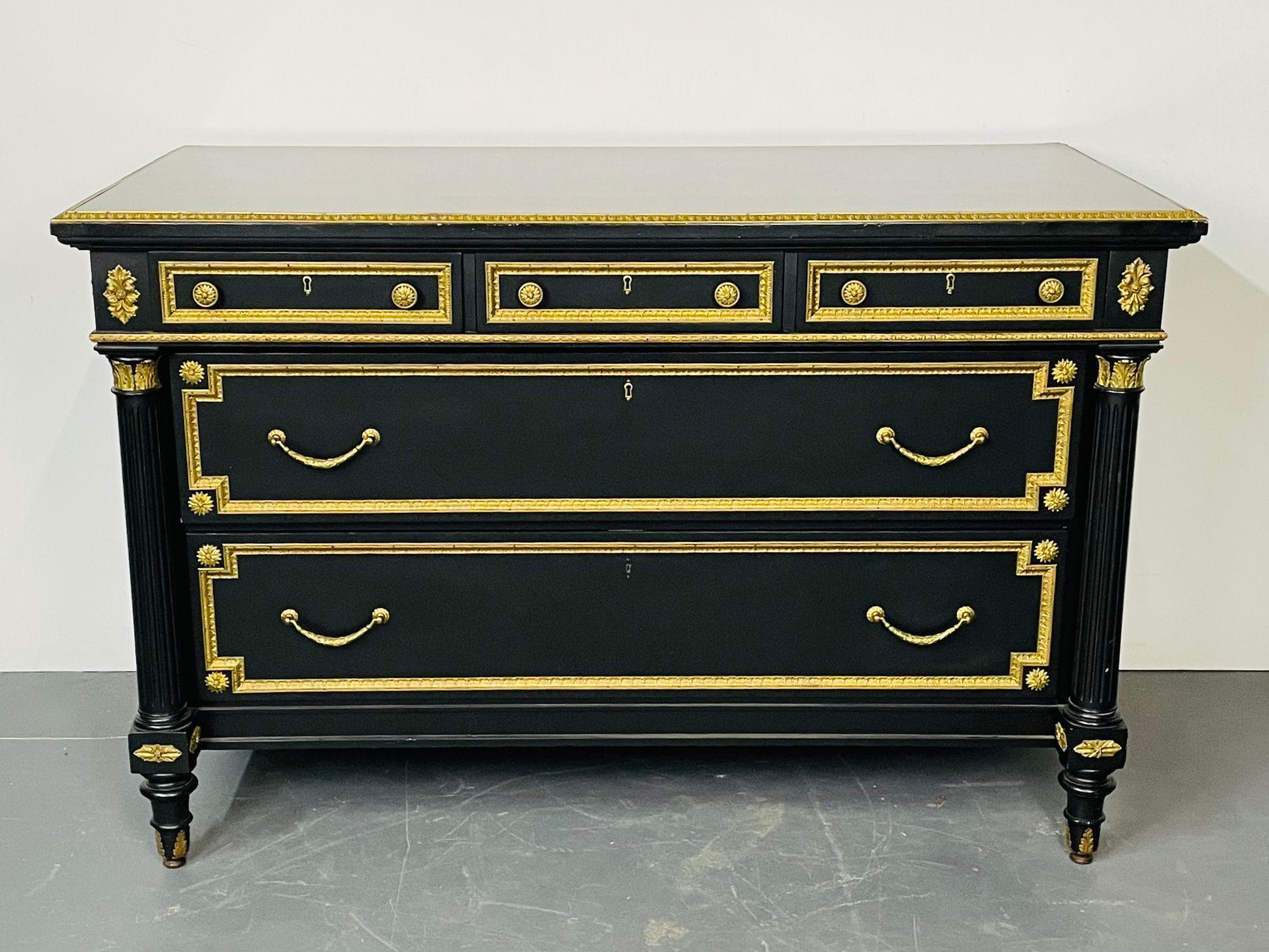 Cassettone / Comò / Comò Hollywood Regency con montatura in bronzo e ebano, timbrato Jansen
Questa cassapanca in bronzo ebanizzato ritrae il castello di Versailles nel suo aspetto migliore. L'oro dorato  Le montature in bronzo aggiungono dimensione