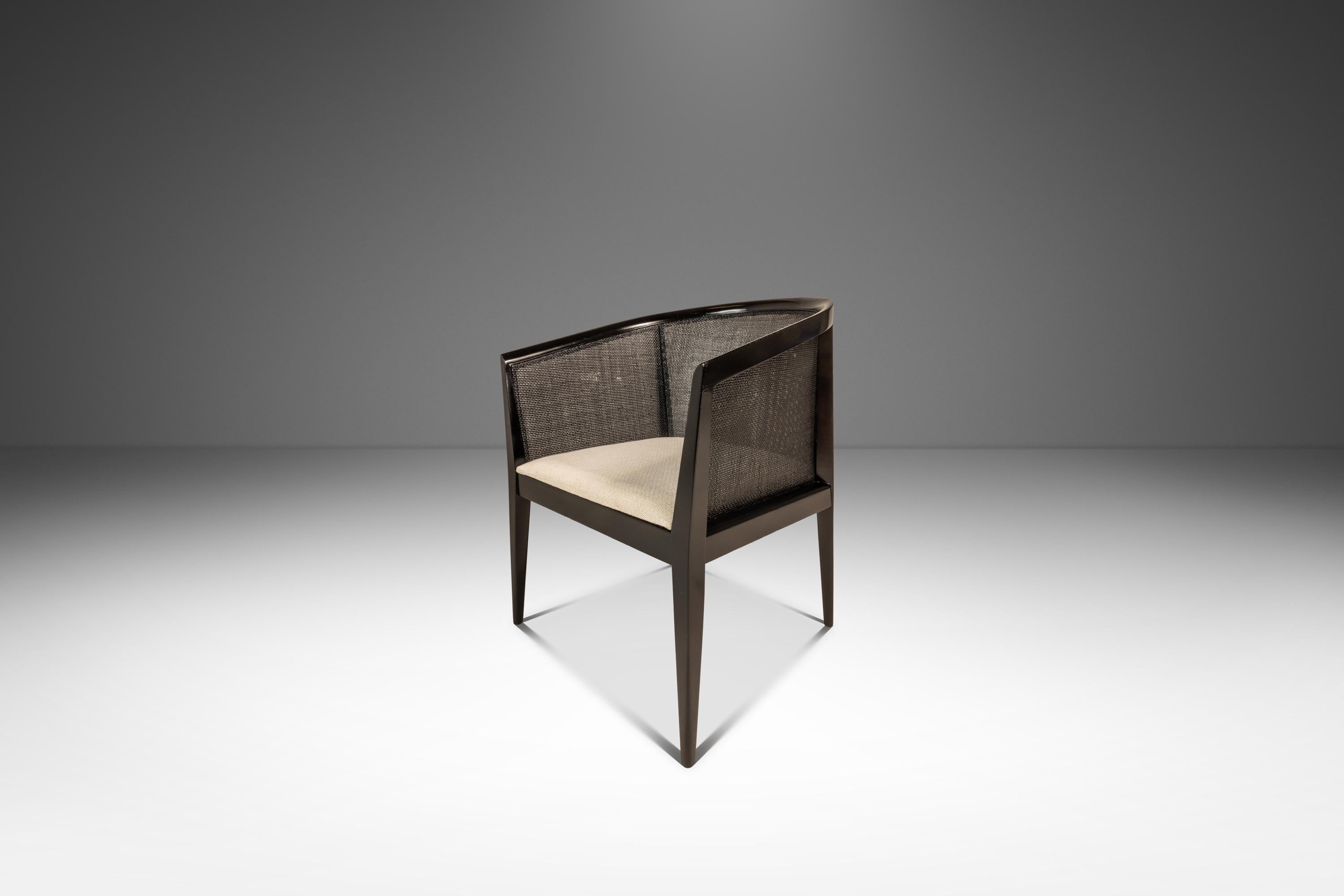 Cette étonnante chaise longue de style moderne du milieu du siècle, conçue par Kipp Stewart pour Directional dans les années 1950, allie un savoir-faire audacieux à un style intemporel. Fabrice en noyer avec une finition laquée noire élégante, la