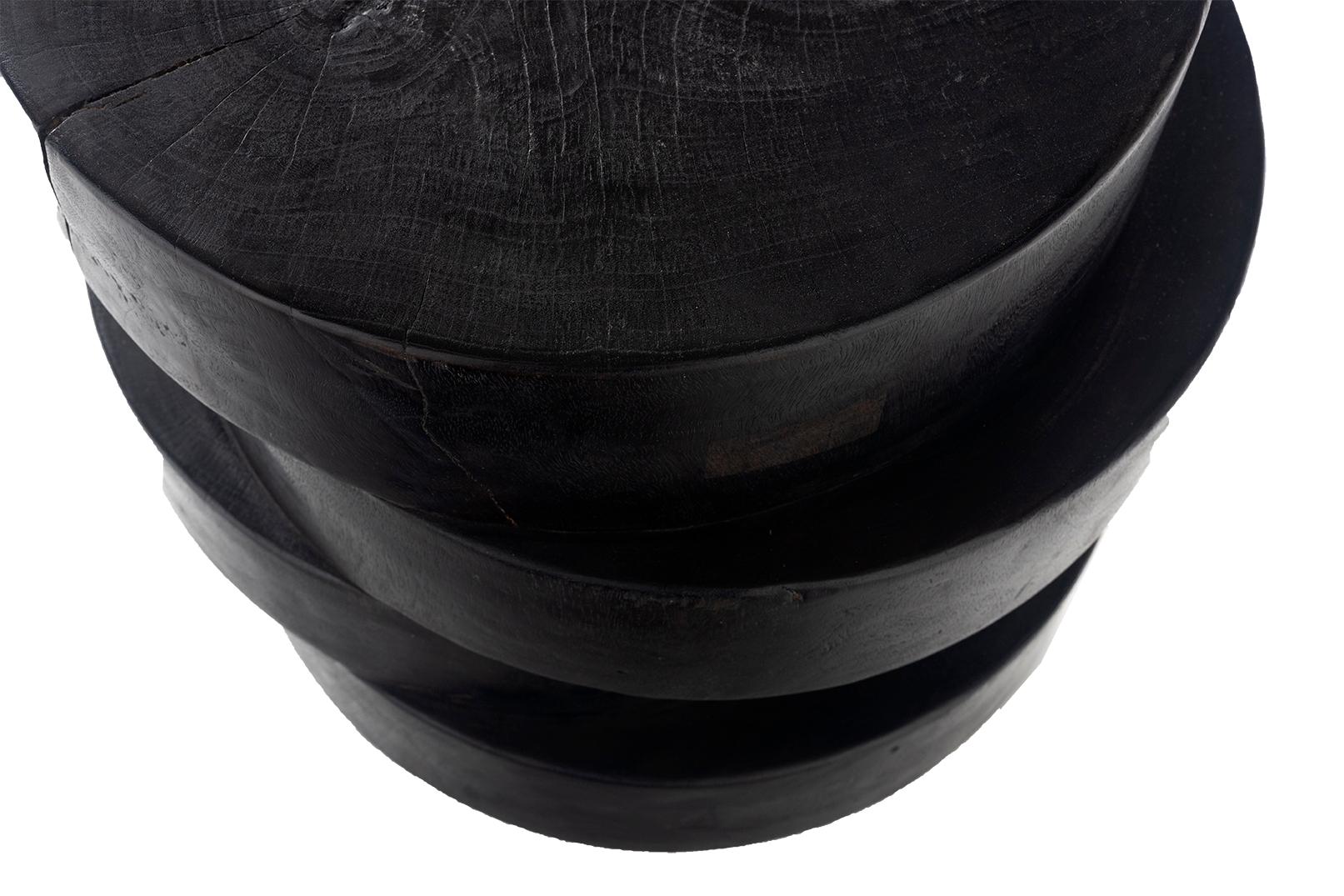 XX secolo Tavolino in legno ebanizzato intagliato con design impilato in vendita